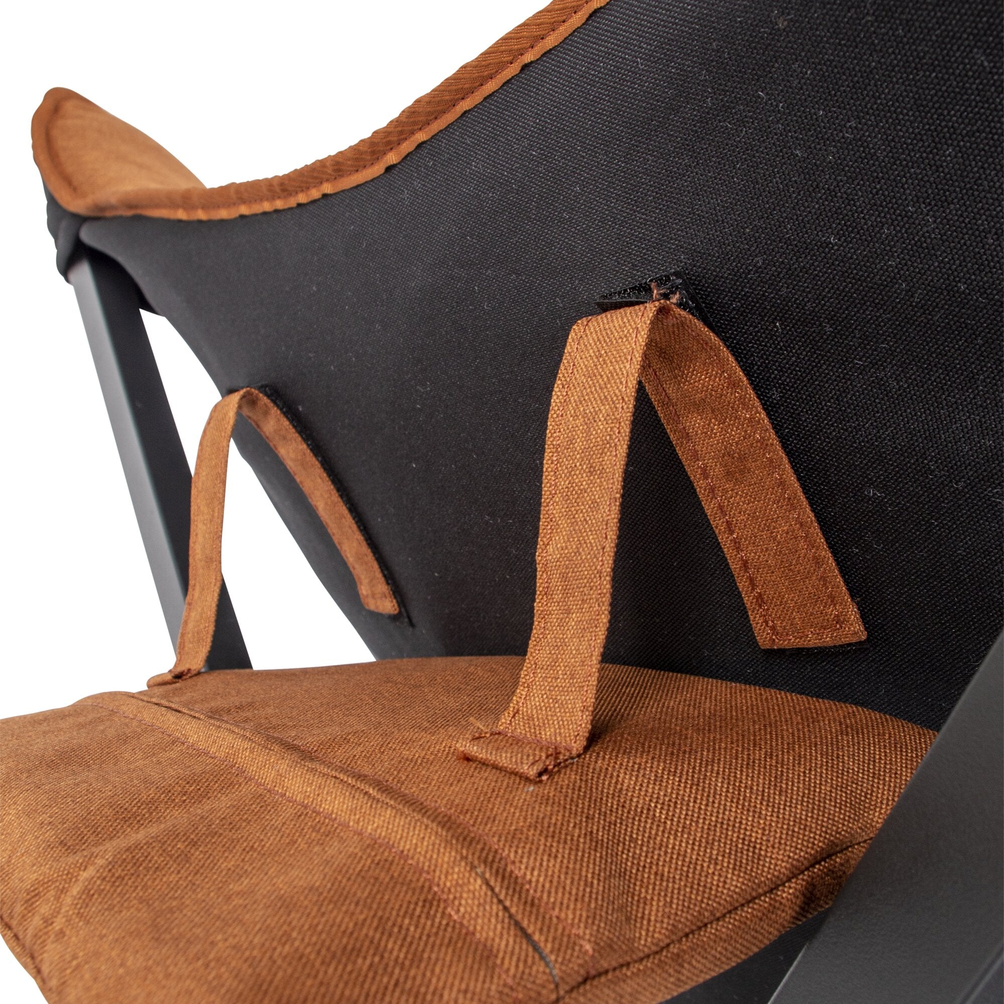 Detailaufnahme eines schwarzen Stoffsessels mit orangebraunen Stoffriemen, sichtbarer Nahtkante und terracottafarbener Sitzfläche Relaxsessel Molfat XL