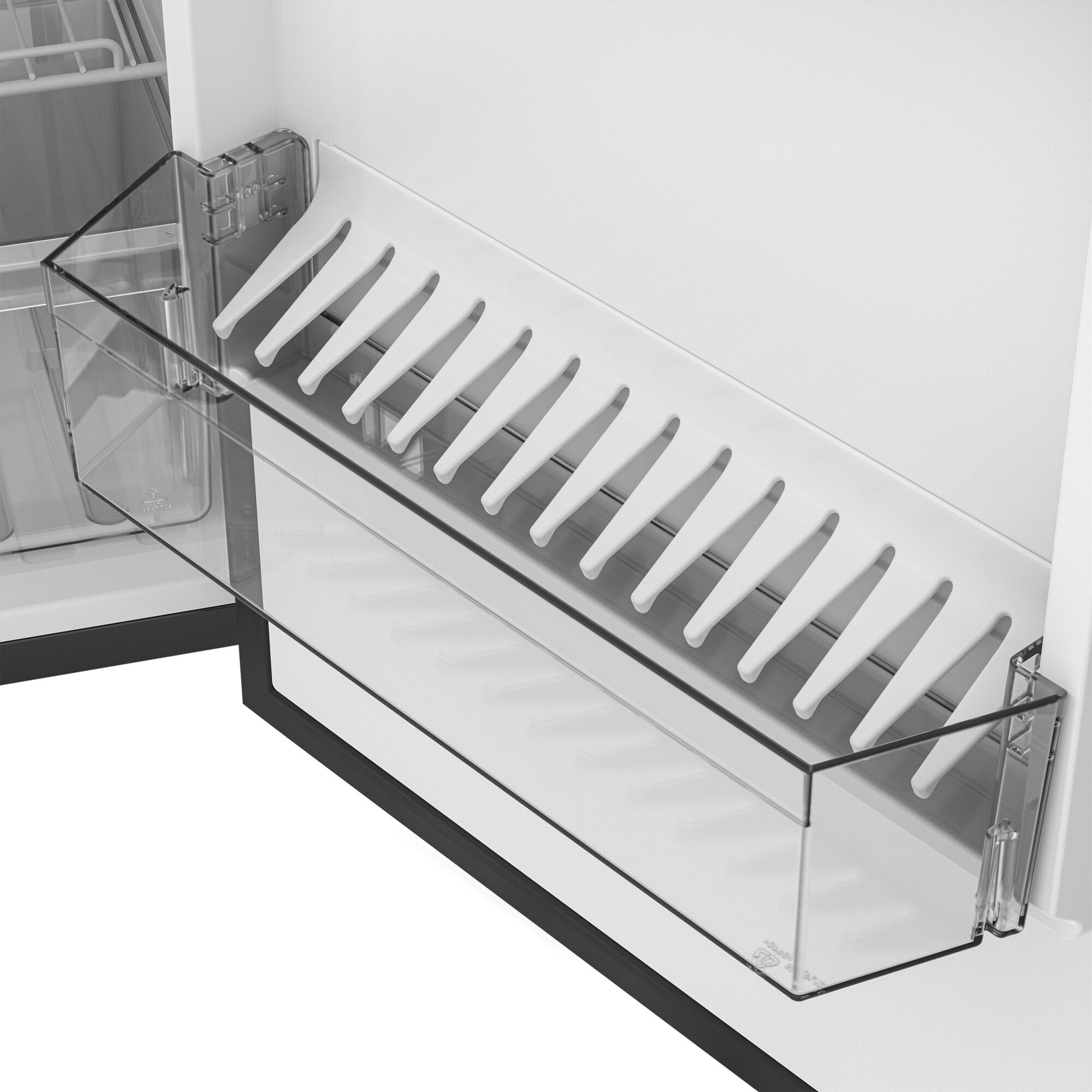 Innenraum eines Kühlschranks mit links sichtbarer Glastür, weißen schmalen Ablagen in einer Glasfläche und dunklem Sockel unten