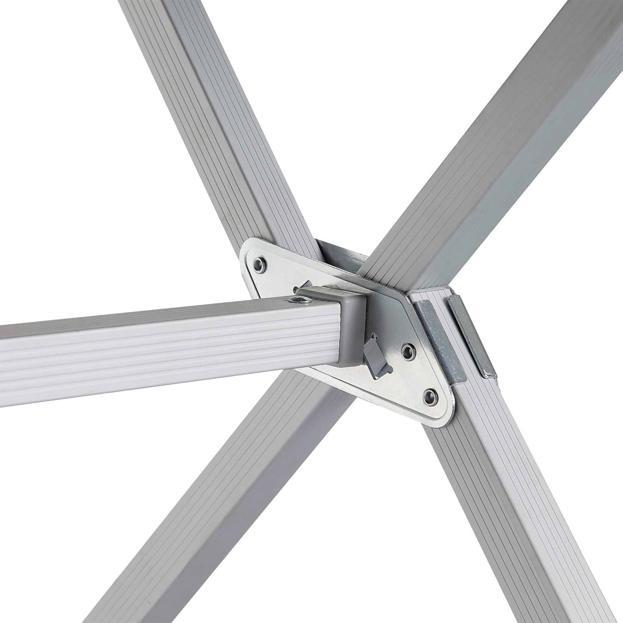 Nahaufnahme silberner, geriffelter Aluminiumrahmen mit Gelenkverbindung und Schraubbolzen Rolltisch Silver Gapless 140 cm