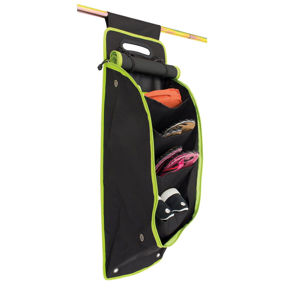 Schwarzer Oxford-Organizer mit limegrüner Kante, hängend an einer Stange, mit Fächern; Rollmatte, orange Tasche und Schuhe sichtbar