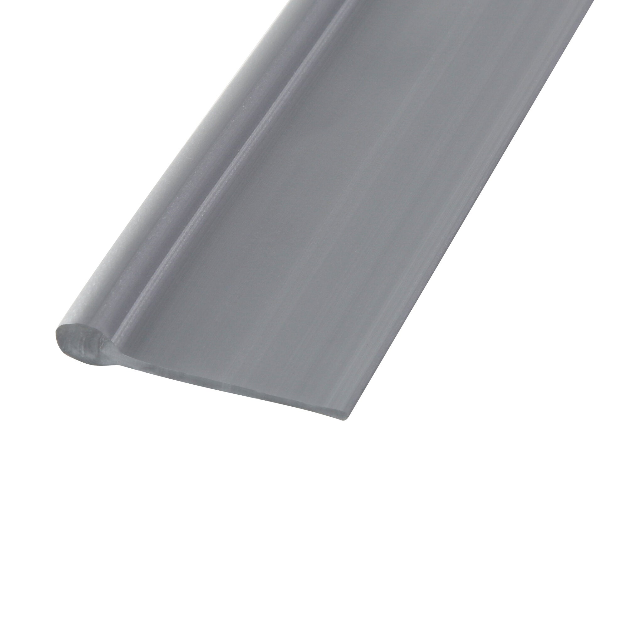 Nahaufnahme eines grauen PVC-Kederprofils, längliches Kunststoffteil mit flacher Oberfläche und abgerundeter Kante, diagonale Sicht