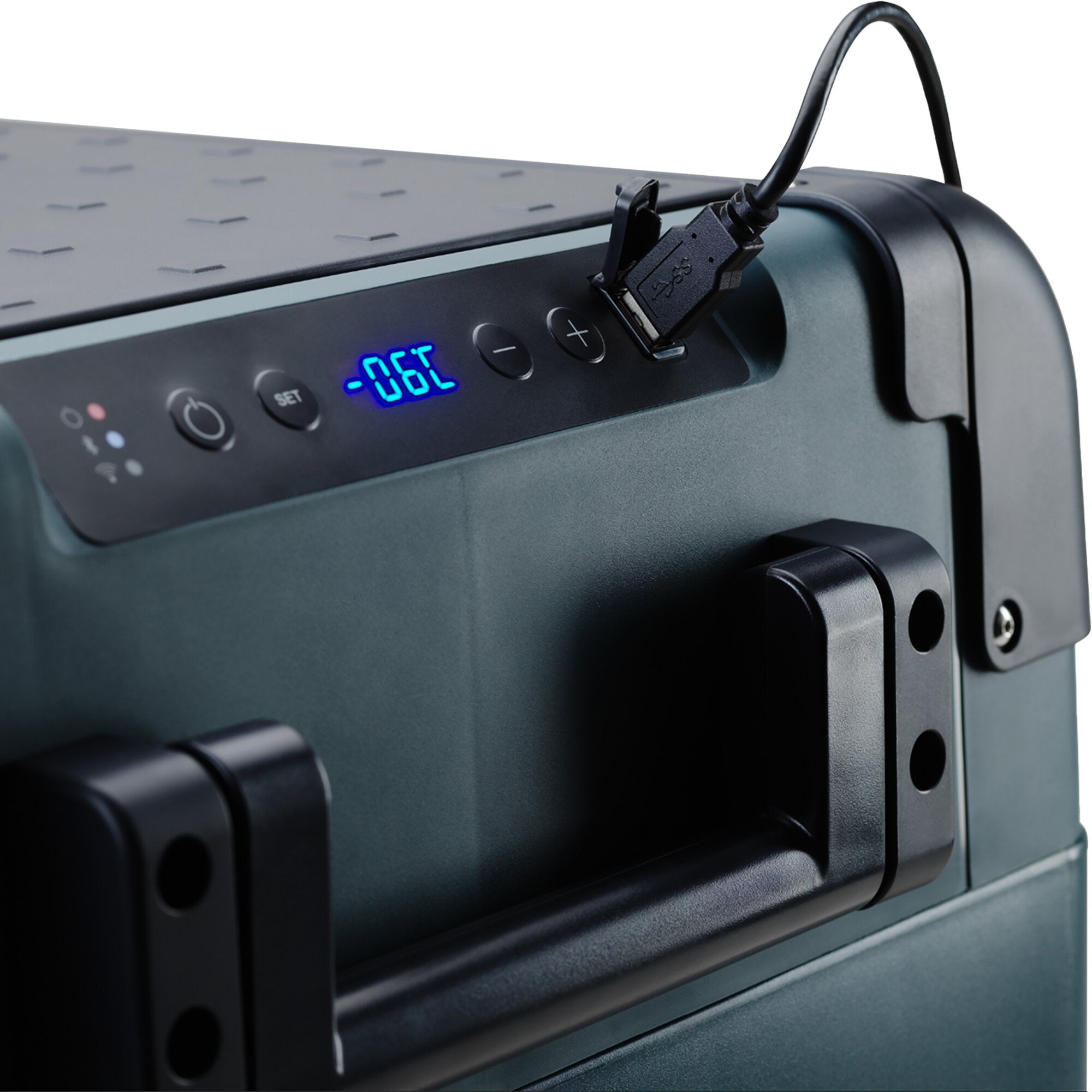 Detailaufnahme einer CFX2 28 Kompressor-Kühlbox mit blauer Temperaturanzeige, Plus/Minus-Tasten und USB-Stecker am Deckelgriff sichtbar