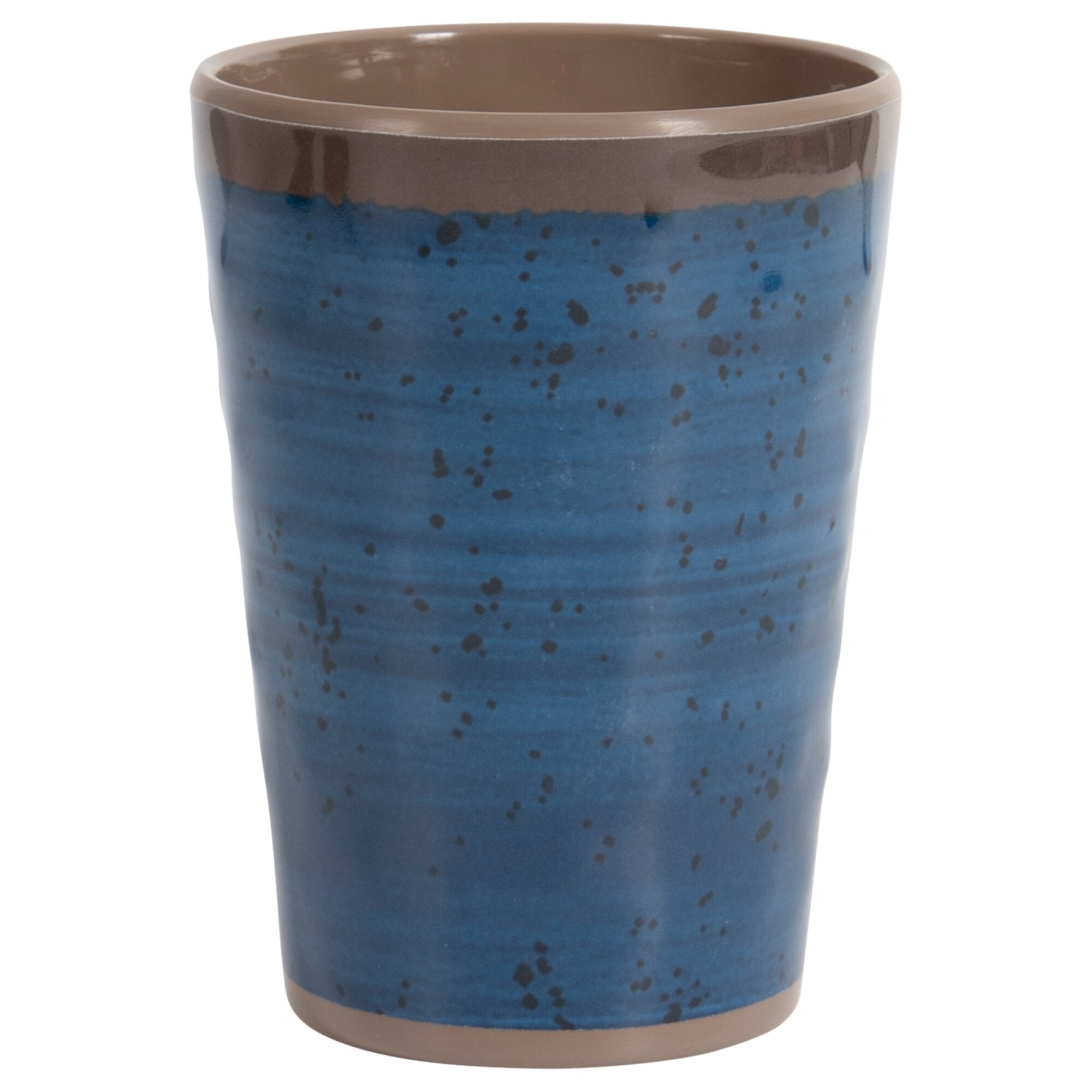 Nahaufnahme eines blauen Halo-Trinkbechers aus Keramik mit braunem Rand, heller Innenfläche und blauer Glasur mit dunklen Sprenkeln
