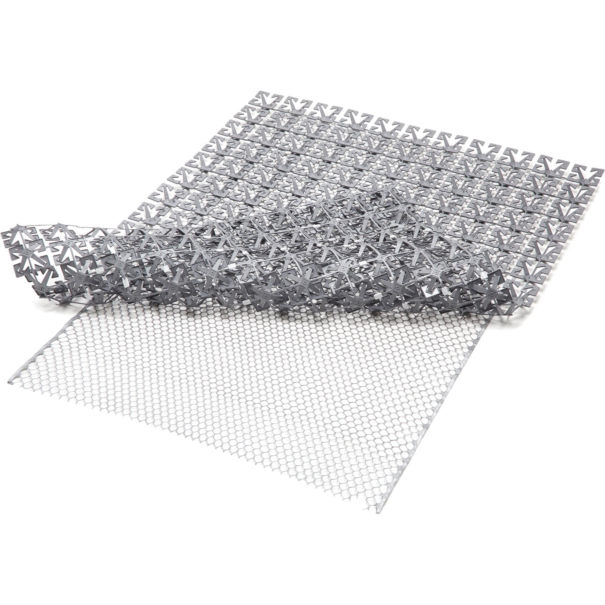 Mehrere graue Metallrasterplatten mit kreuzförmigen Verbindungen liegen übereinander, unten sichtbar eine hexagonale Netzunterlage