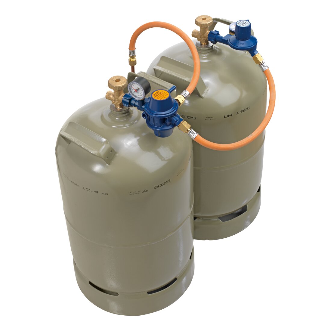 Zweiflaschenanlage mit zwei grauen Gasflaschen, orange Schläuche, blaue Druckregler mit Manometern und Messing-Ventilen, nebeneinander stehende Flaschen