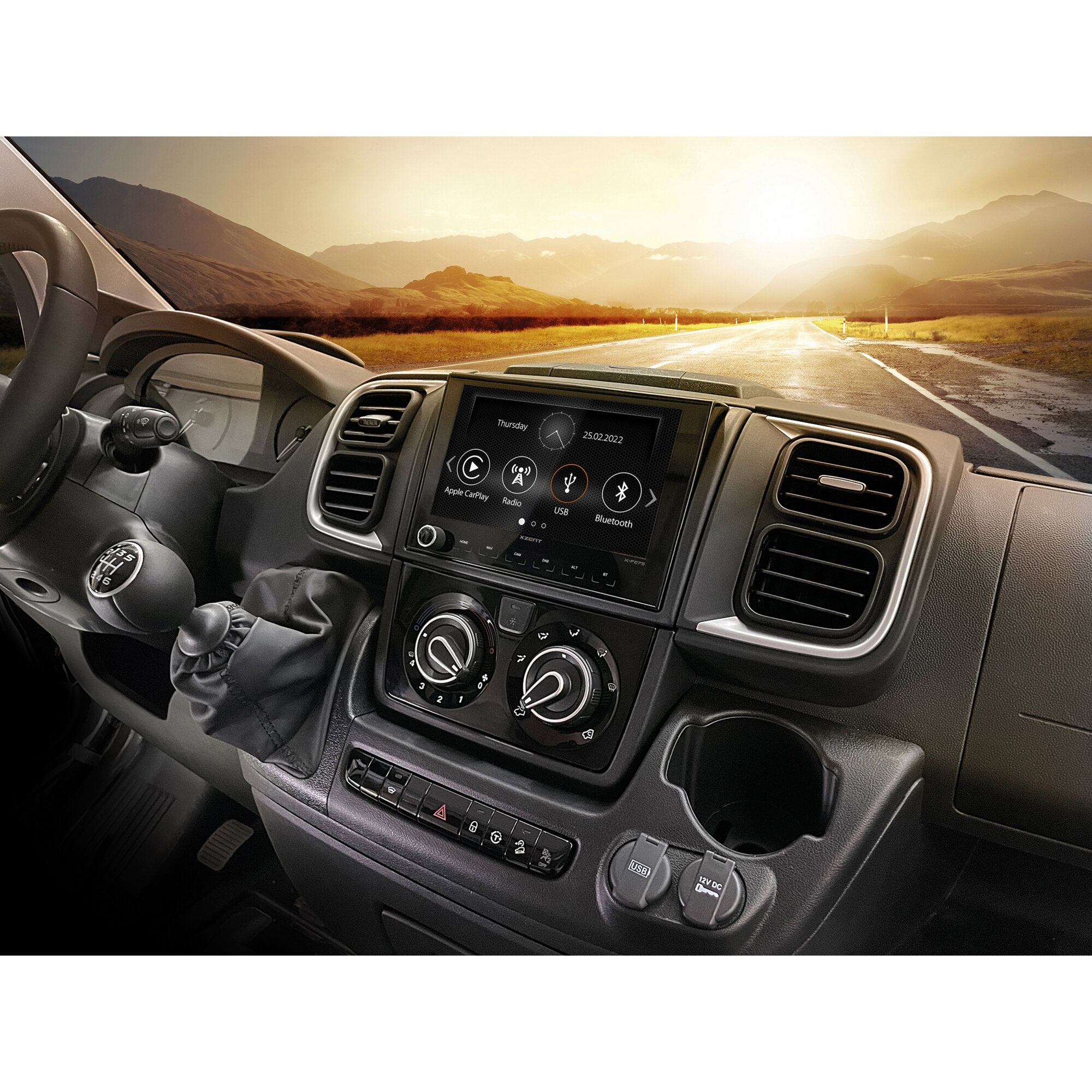 Infotainment-Touchscreen XZENT X-F275 im Innenraum eines Vans; Display zeigt Apple CarPlay, Radio, USB und Bluetooth; daneben Klimakontrollen