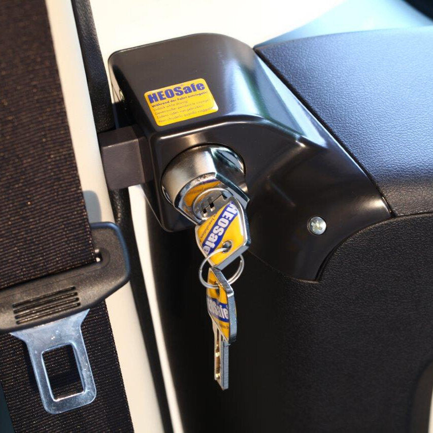 HEOSafe Zusatzschloss am Türbereich eines Transporters, schwarzes Gehäuse, silberner Zylinderschloss und Schlüssel mit gelbem HEOSafe-Label