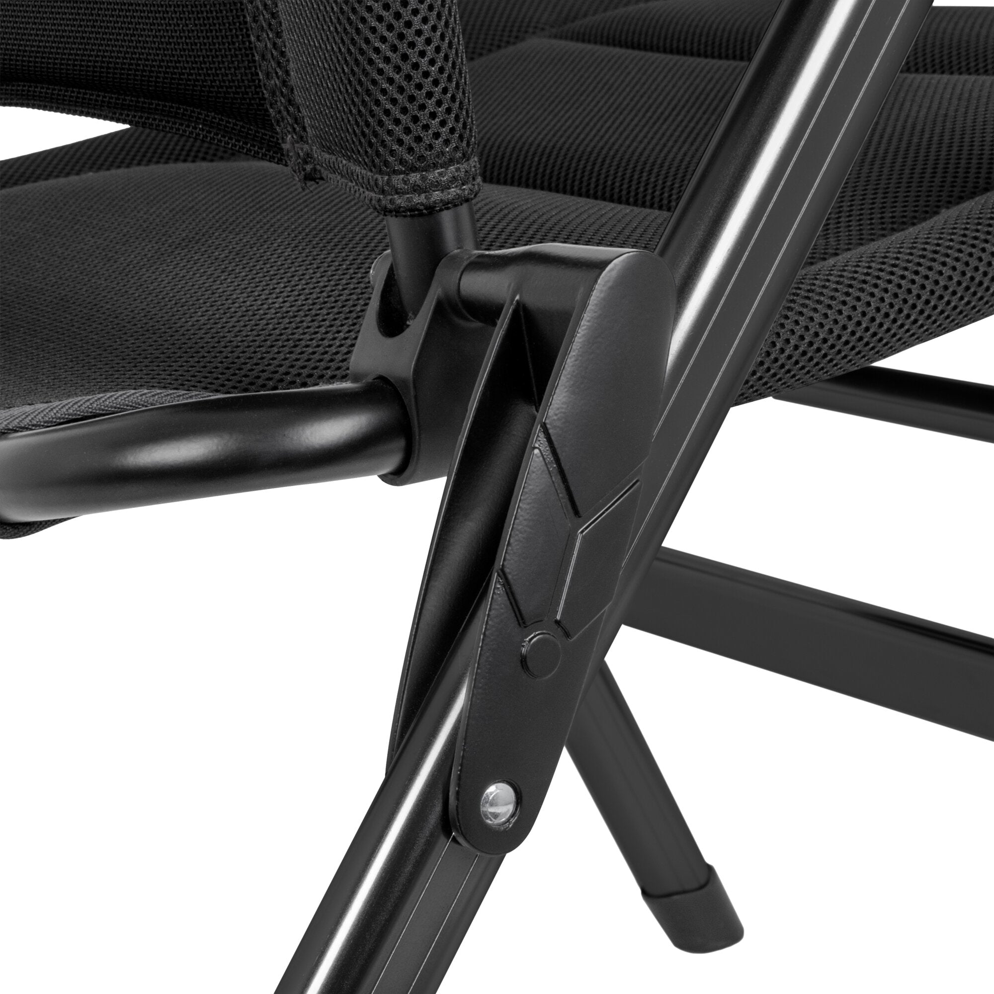 Detailaufnahme eines schwarzen Campingstuhls mit Mesh-Sitzbezug, Metallrahmen, Gelenkverbindung und Kunststoffbauteil