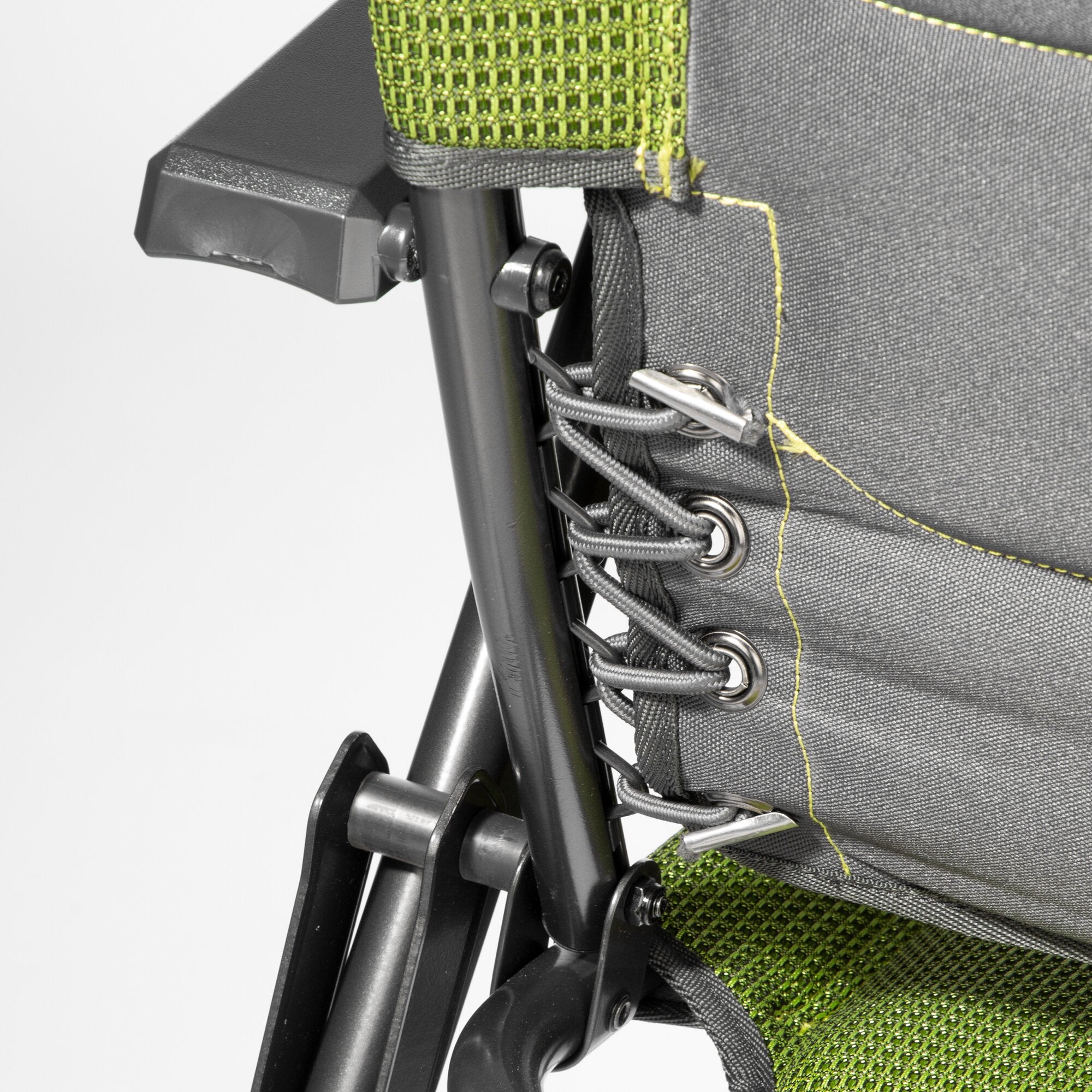 Detailaufnahme eines hellgrünen HighQ Comfortable Campingstuhls mit grauem Gewebe, gelb-grüner Naht, grünem Netz-Einsatz und dunklem Metallrahmen
