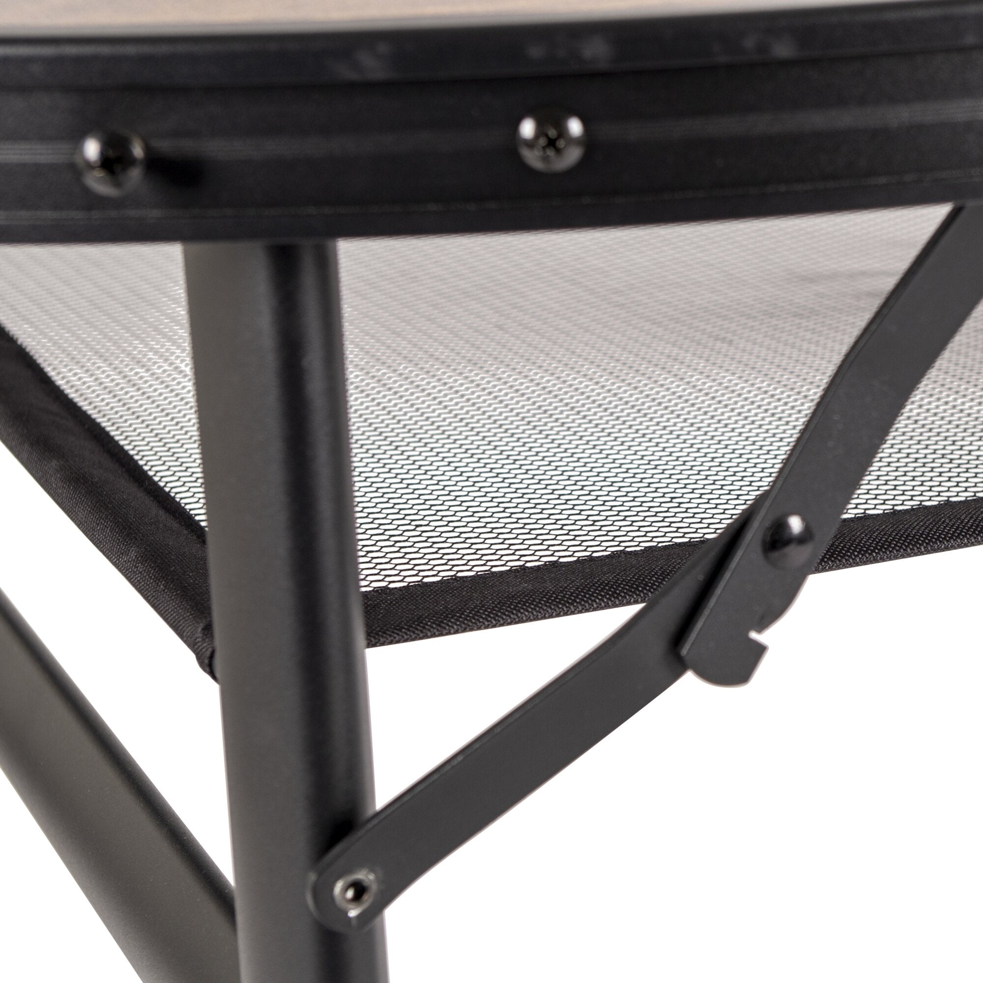 Detailaufnahme des schwarzen Metallrahmens eines Woodbine Campingtischs 150 × 80 cm mit Metallnetz-Seitenwand und sichtbaren Schrauben