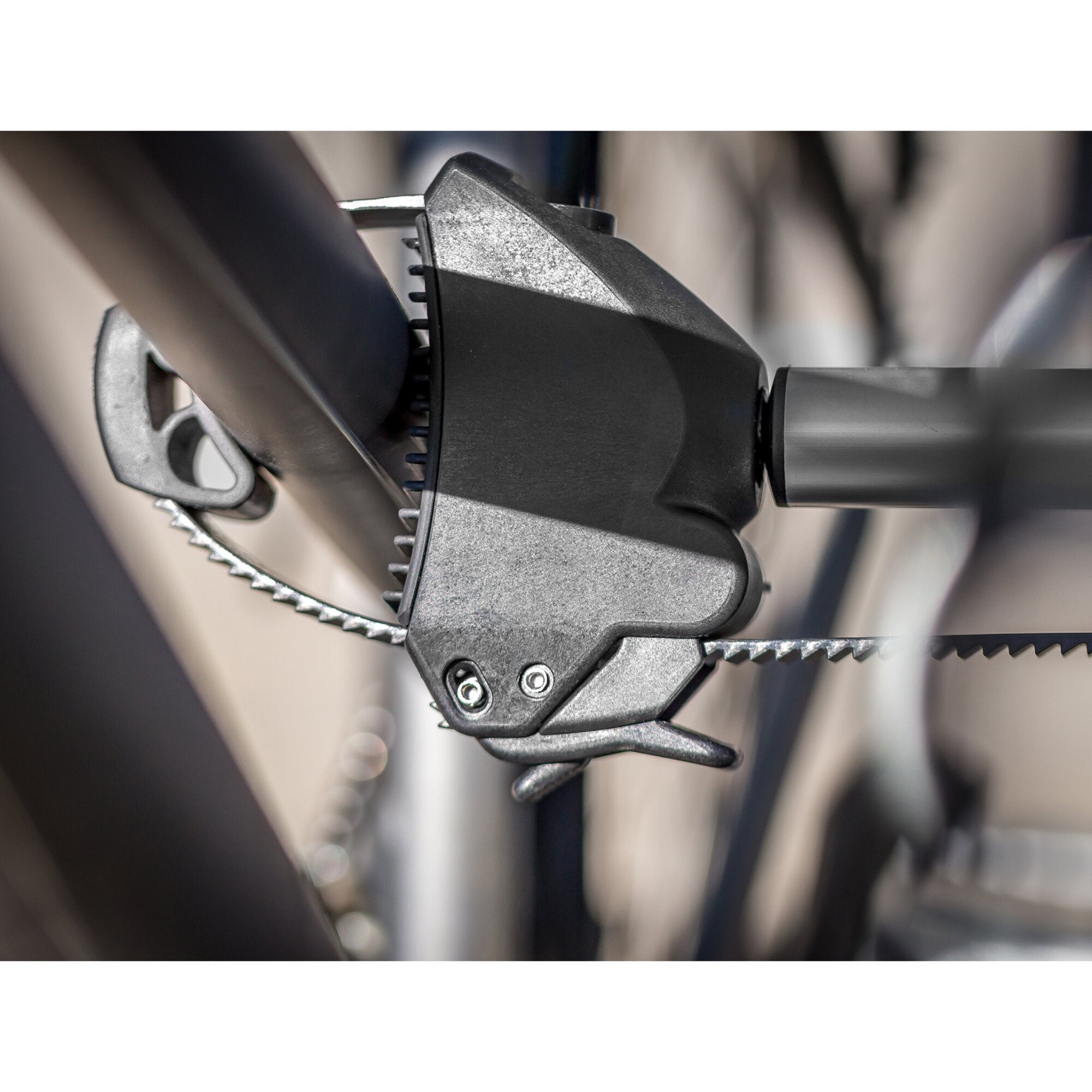 Detailaufnahme eines Verriegelungsmechanismus an einem Fahrradträger mit Anhängerkupplung; schwarzes Gehäuse und sichtbare Zahnstange