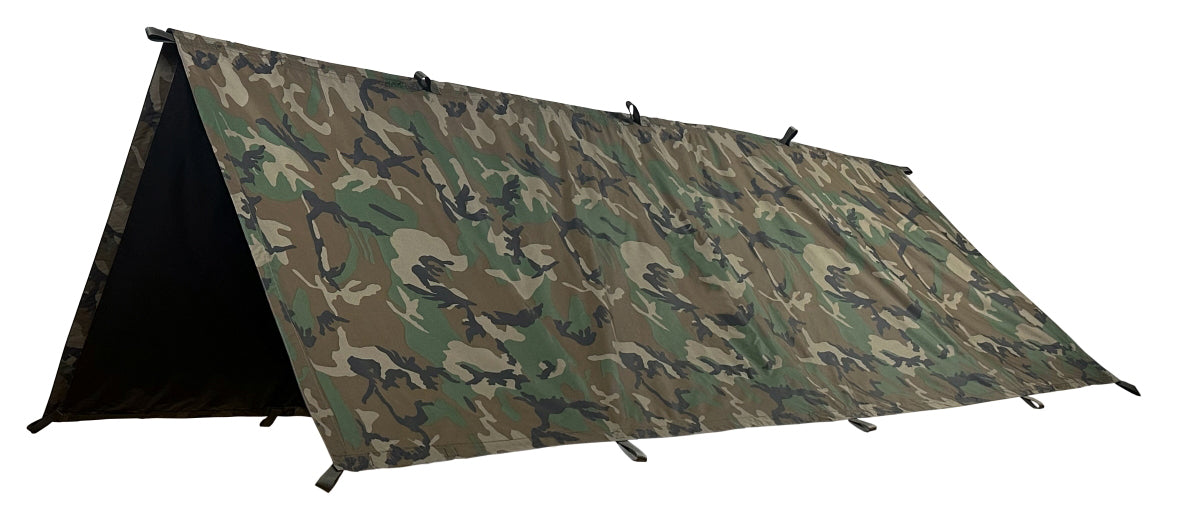 AB Field Tarp IRR Größe M in CCE/Forest Woodland, aufgebaut als taktischer Wetterschutz