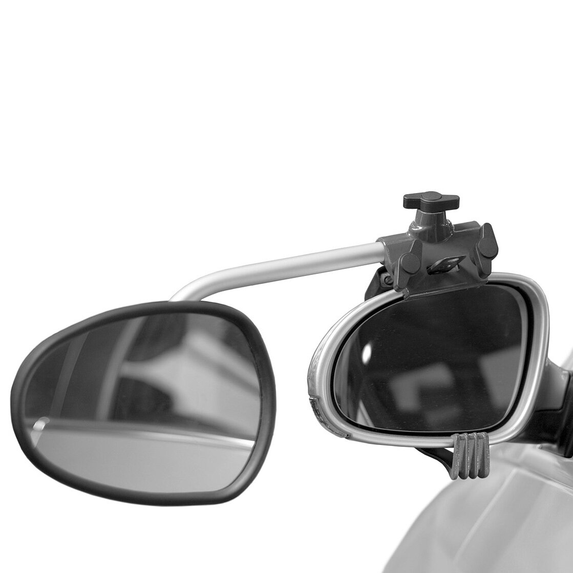 Caravanspiegel mit zwei Spiegeln; links ein großer rechteckiger Spiegel, rechts ein Spiegel im Gehäuse, montiert an einem silbernen Arm mit Klemmvorrichtung