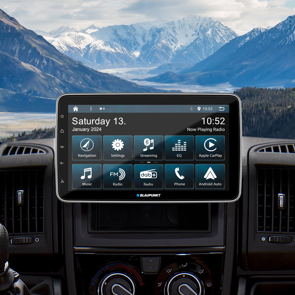 Blaupunkt Hamburg 948 DAB Navigationssystem mit Touchscreen im Armaturenbrett eines Autos, Display mit Kacheln und bergige Landschaft im Hintergrund