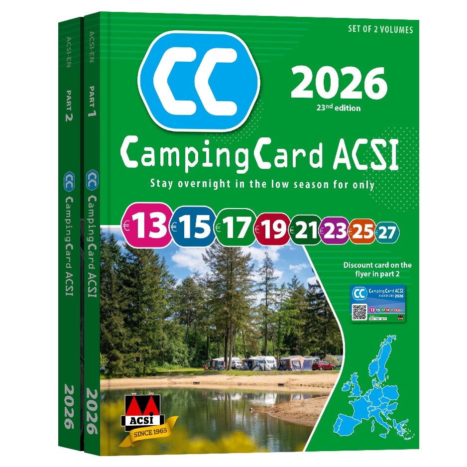 Grünes Cover der CampingCard ACSI 2026 mit zwei Bänden, großer weißer Schrift, bunten Preisschildern von 13 bis 27 €, Campsite-Foto am See und Europa-Kartengrafik, ACSI-Logo unten links