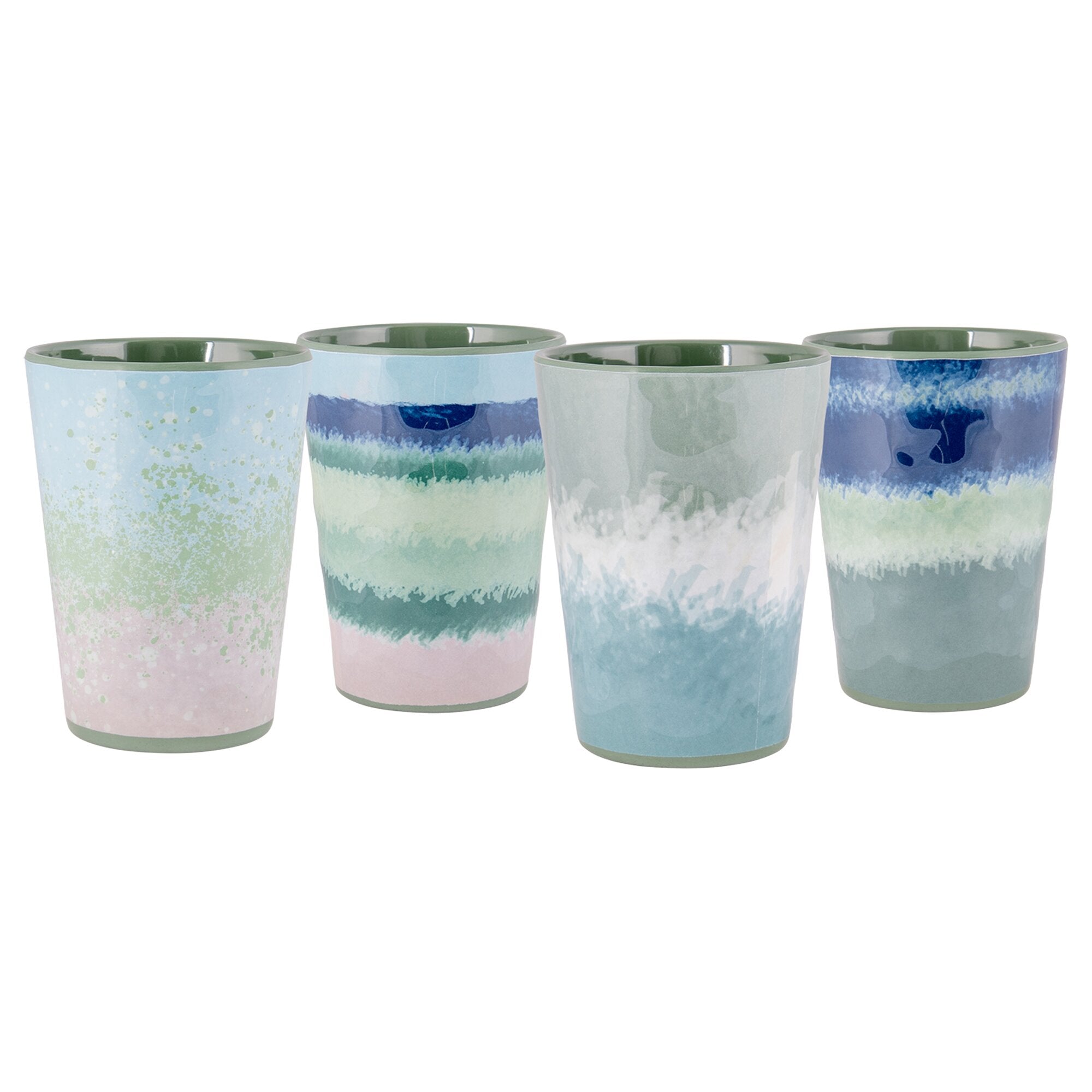 Mehrere bunte Trinkbecher mit pastellfarbenen Aquarellmustern in Blau, Grün und Rosa, grünem Innenrand, in einer Reihe stehen
