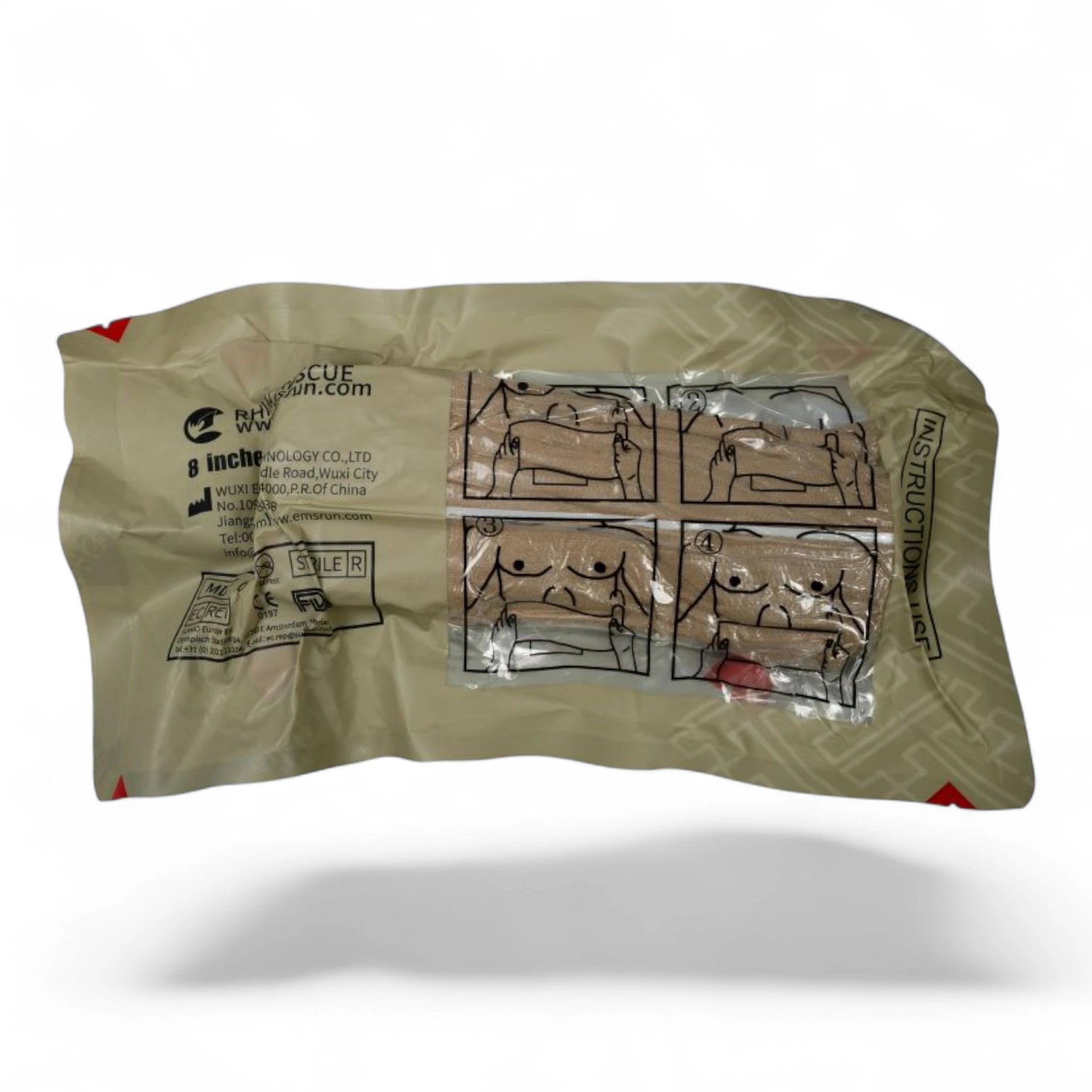 Beige vakuumverpackter großflächiger Notfall-Druckverband mit schwarzer Anleitung und roten Markierungen, rechteckig und.