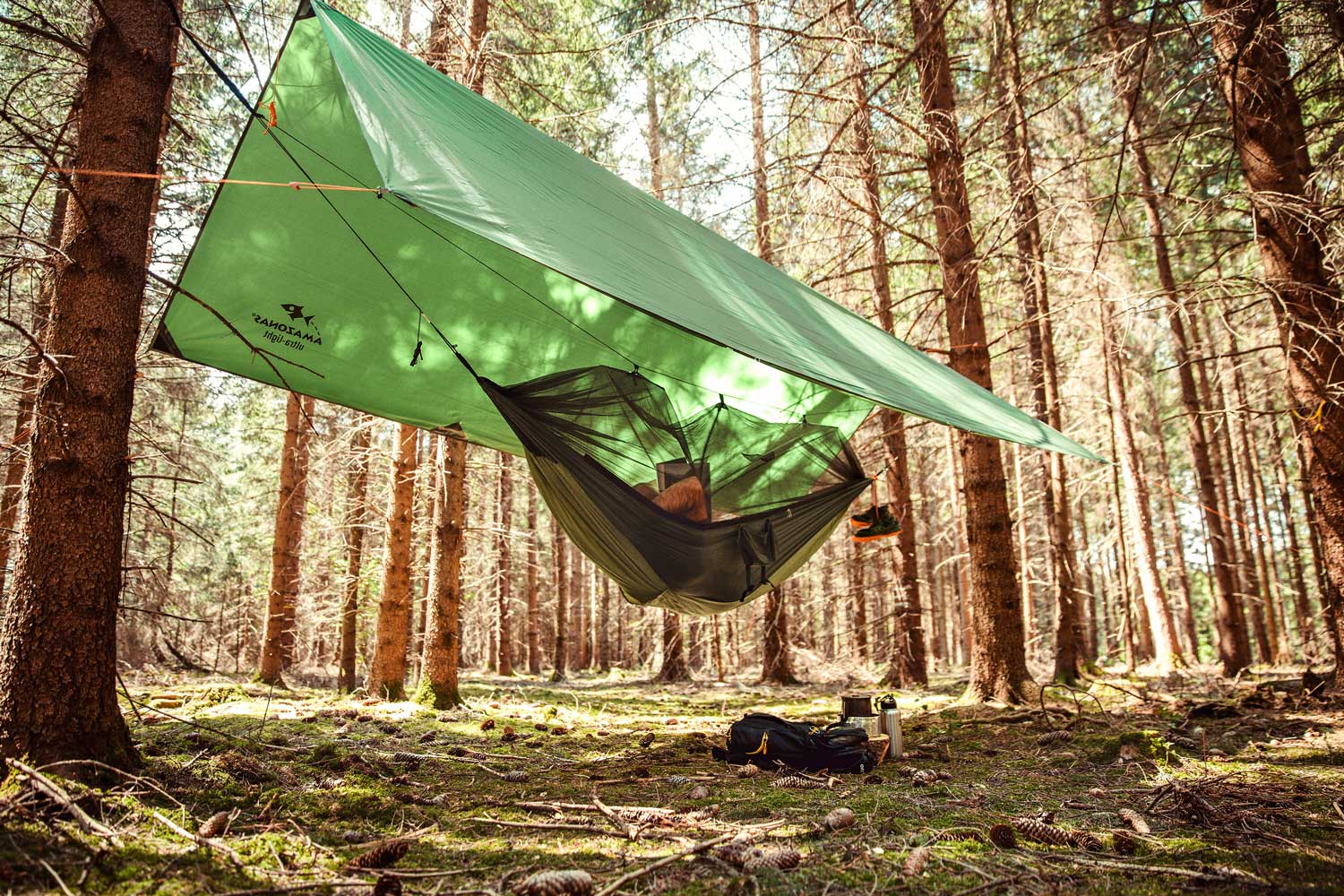 Amazonas Traveller Tarp XXL über einer Hängematte im Wald