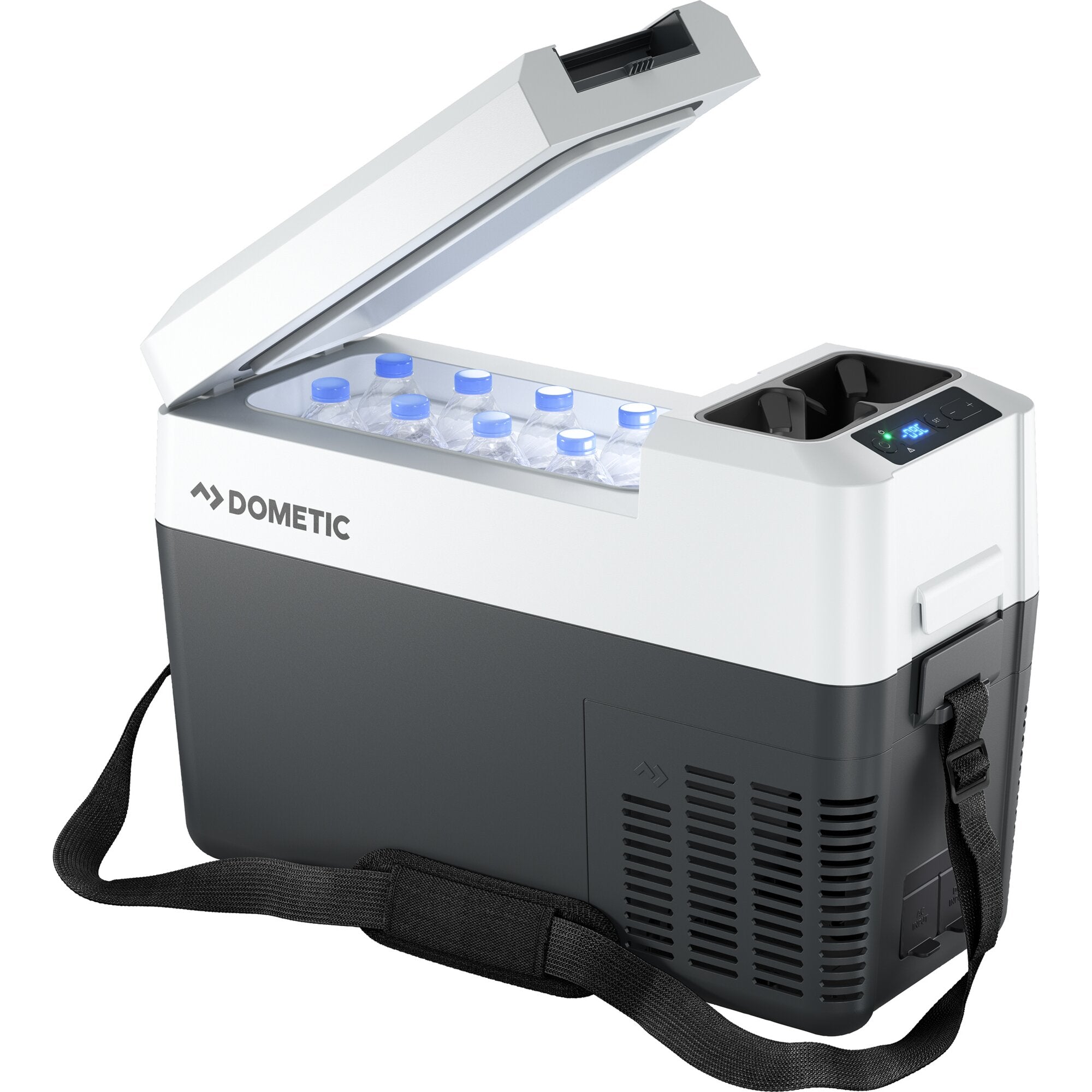Kompressor-Kühlbox geöffnet, Innenraum mit Wasserflaschen; vorne digitale Anzeige, seitlicher Tragegurt, weiß-graues Gehäuse mit Lüftungsschlitzen und Dometic-Logo
