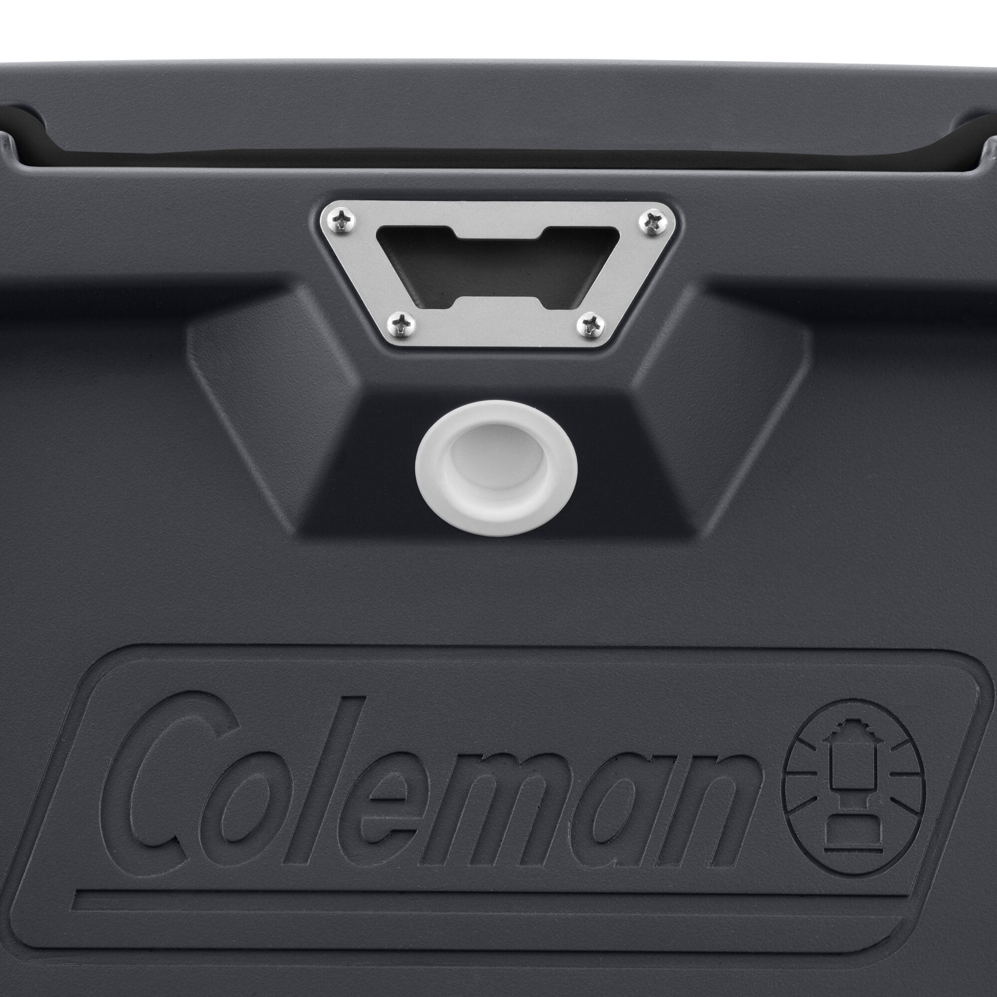 Coleman Convoy 28 QT Kühlcontainer, Nahaufnahme der Oberseite mit Griffmulde, silberner Schraubenplatte und weißer runder Verschlusskappe