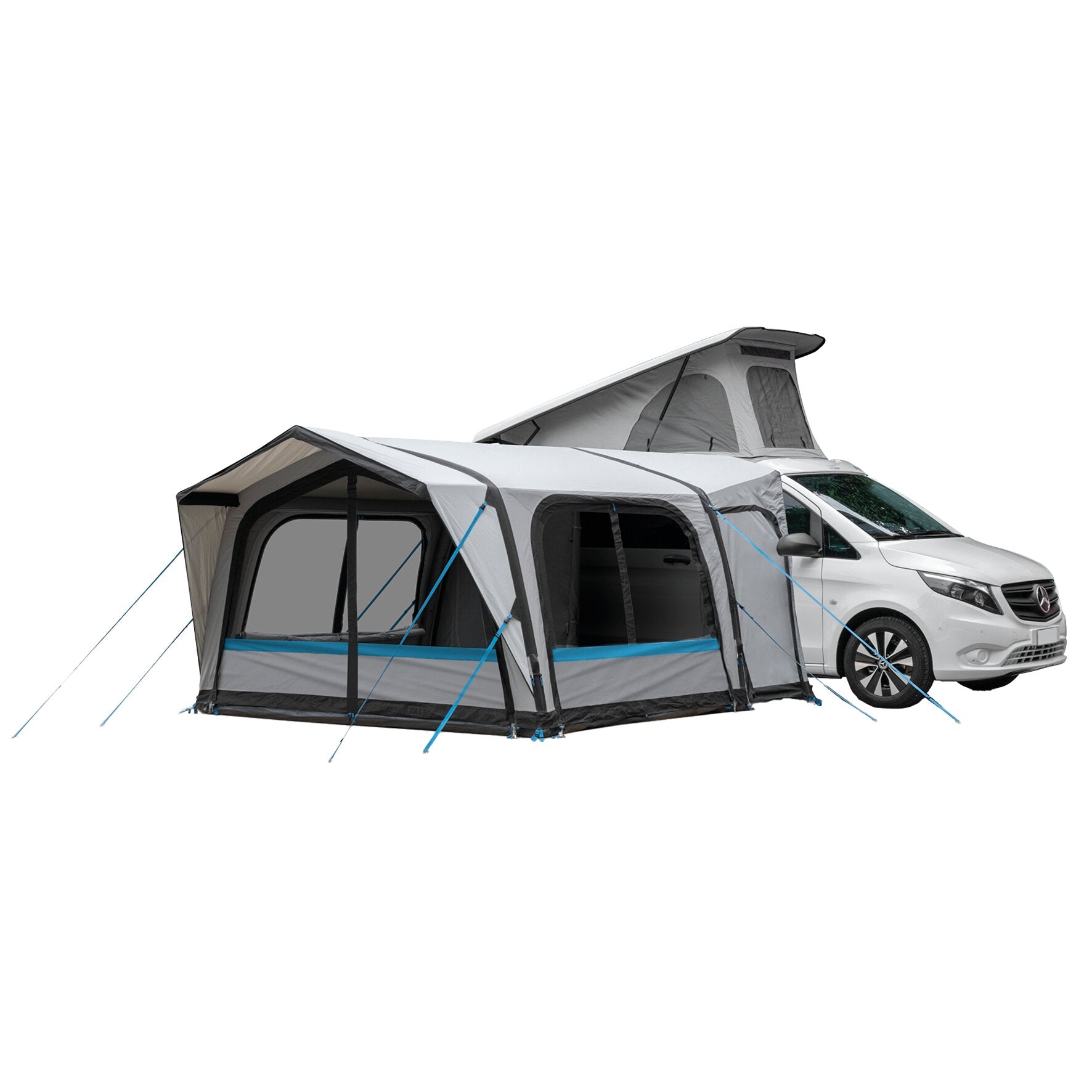 Auf einem weißen Campervan steht ein aufgeklapptes Dachzelt, daneben ein seitliches Zeltteil mit offener Tür und blauen Abspannleinen