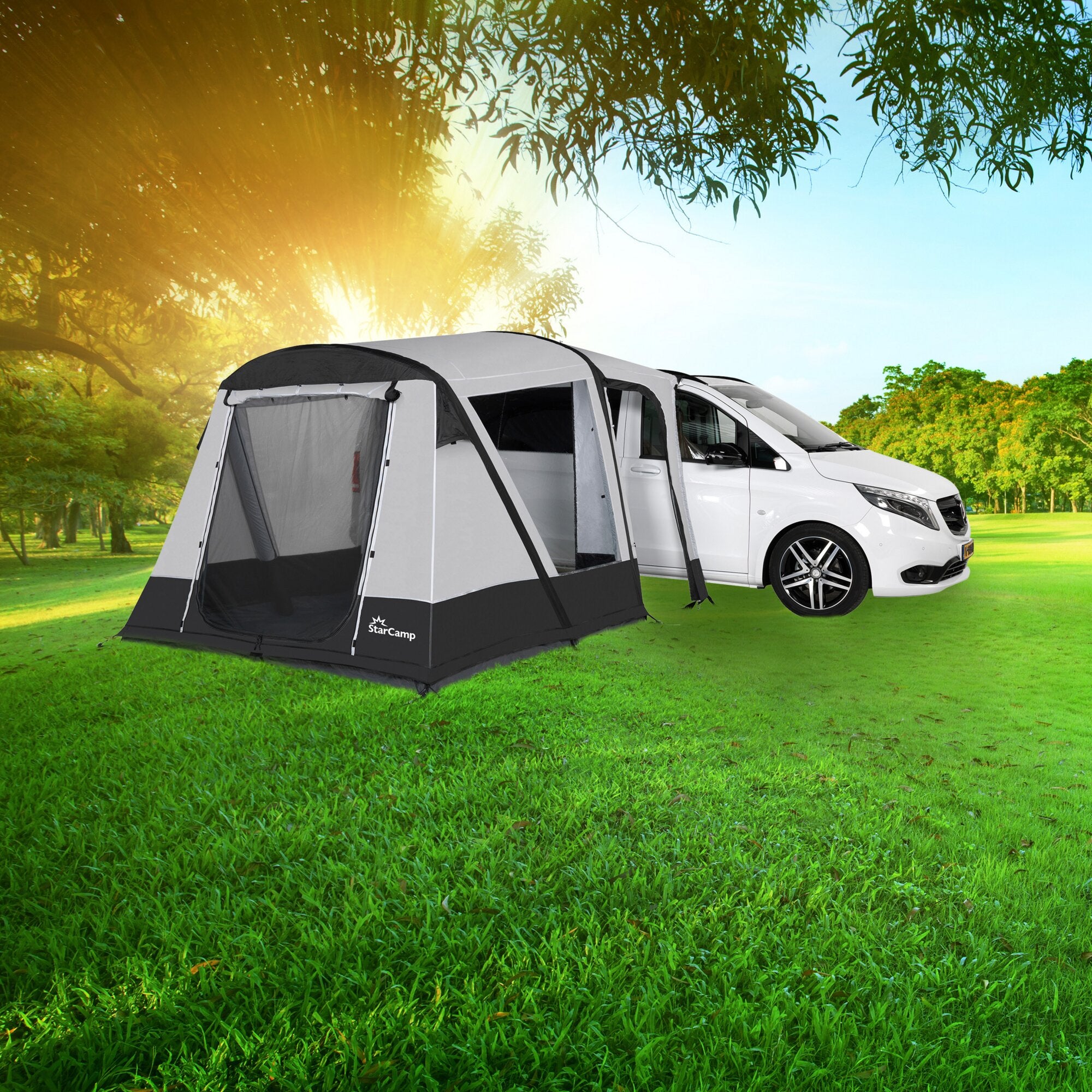 Busvorzelt Quick'n Easy Air 180–210 cm am weißen Van befestigt, grauer Zeltkörper mit StarCamp-Logo, grüne Wiese und sonniger Himmel