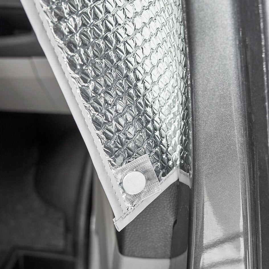 Detailaufnahme einer grauen Innenisoliermatte Travel für MB Sprinter; silberne Isolierfolie mit Diamantmuster und runder Metallknopf an der Ecke