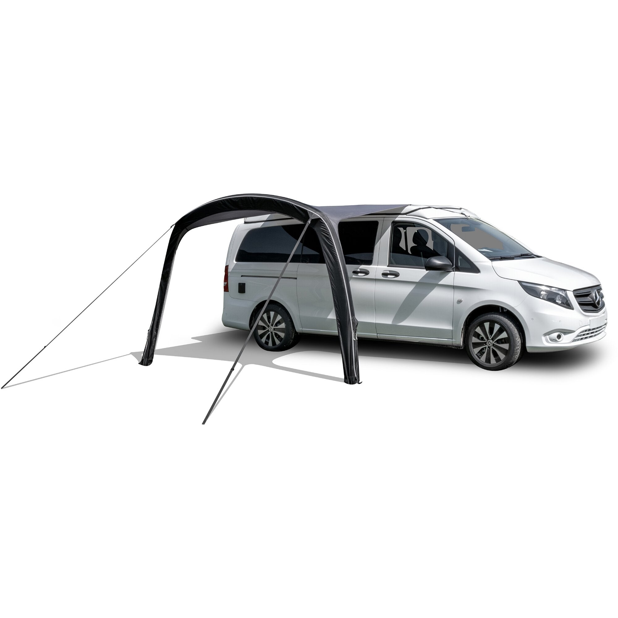 Seitenansicht eines silbernen Vans mit aufstellbarem schwarzen Sonnendach, seitlich über der Tür gespannt, Stangen und Abspannseile sichern den Aufbau