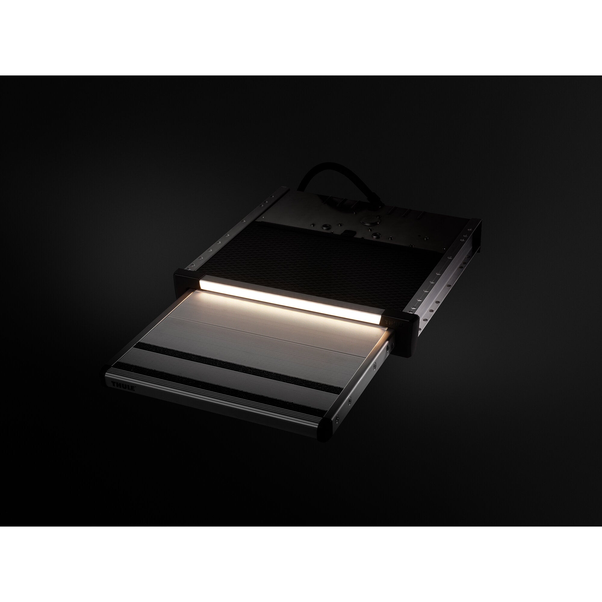 Ausziehbare LED-Stufenbeleuchtung Thule Slide-Out Step für Ducato; silberner Metallrahmen, rutschfeste Oberfläche, beleuchtete Kante, Kabel