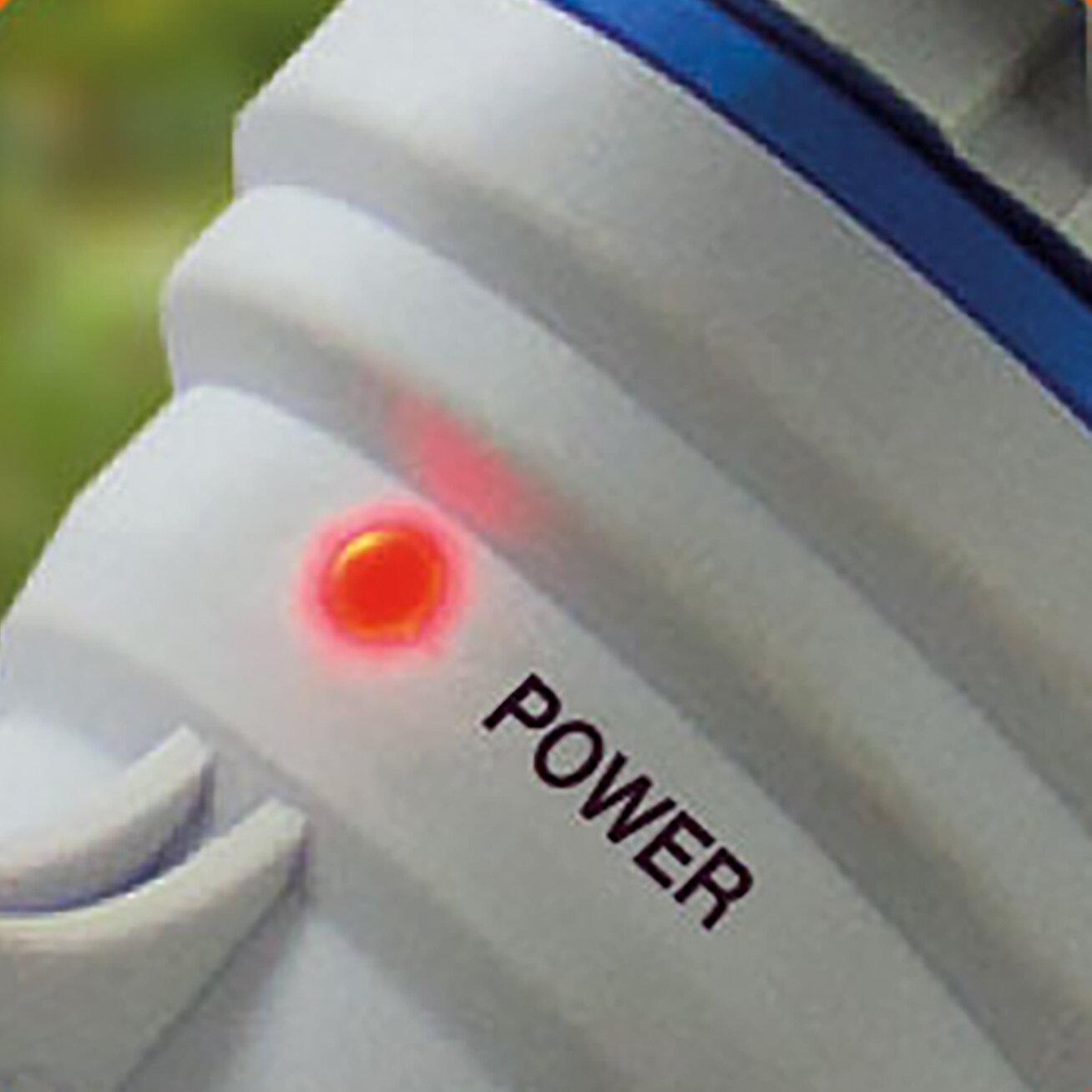 Nahaufnahme eines grauen Gehäuses mit roter Power-LED und der Aufschrift POWER, daneben verläuft eine blaue Akzentlinie