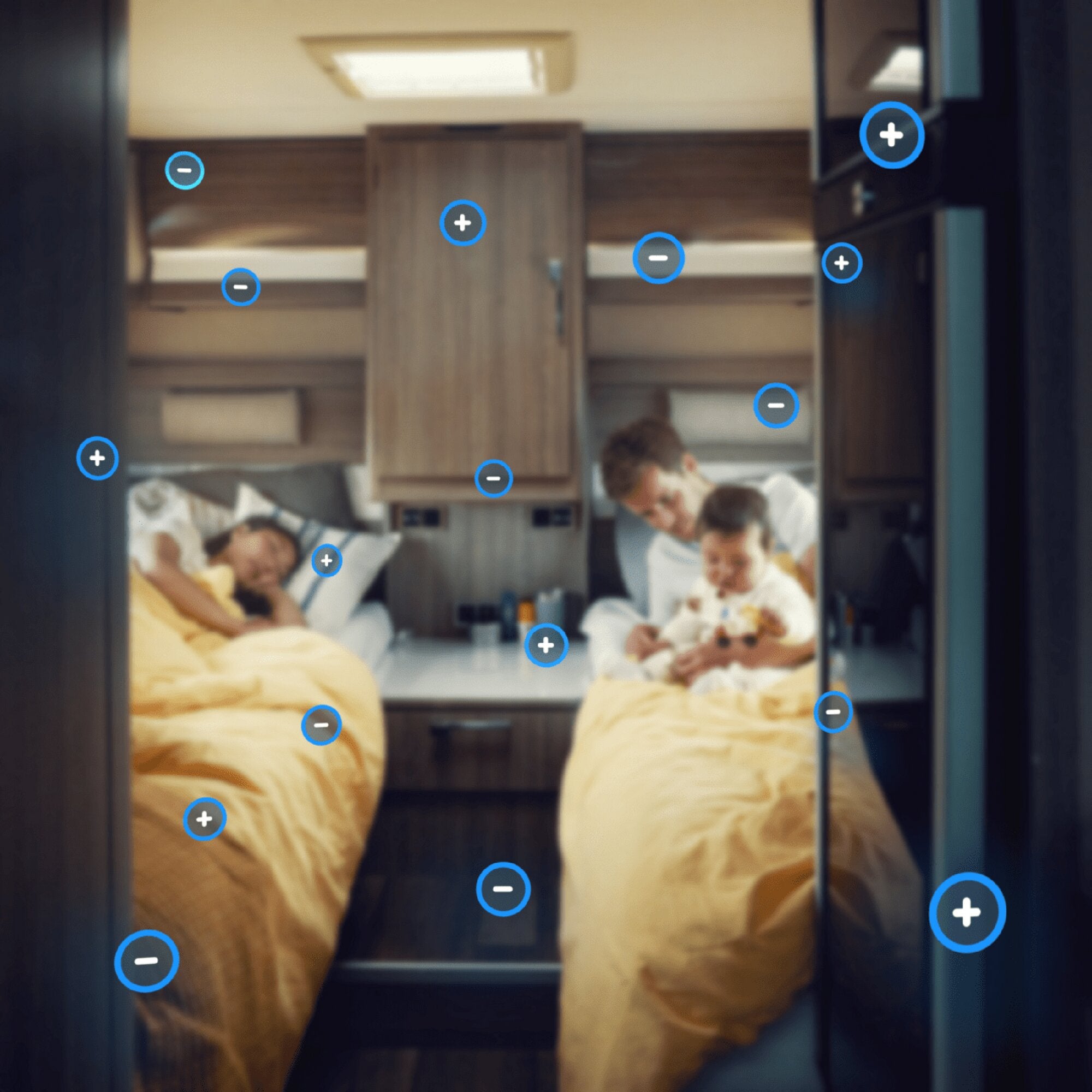 Innenraum eines Wohnmobils mit Holzverkleidung, einem zentralen Schrank, umliegenden Betten und mehreren Personen im Hintergrund