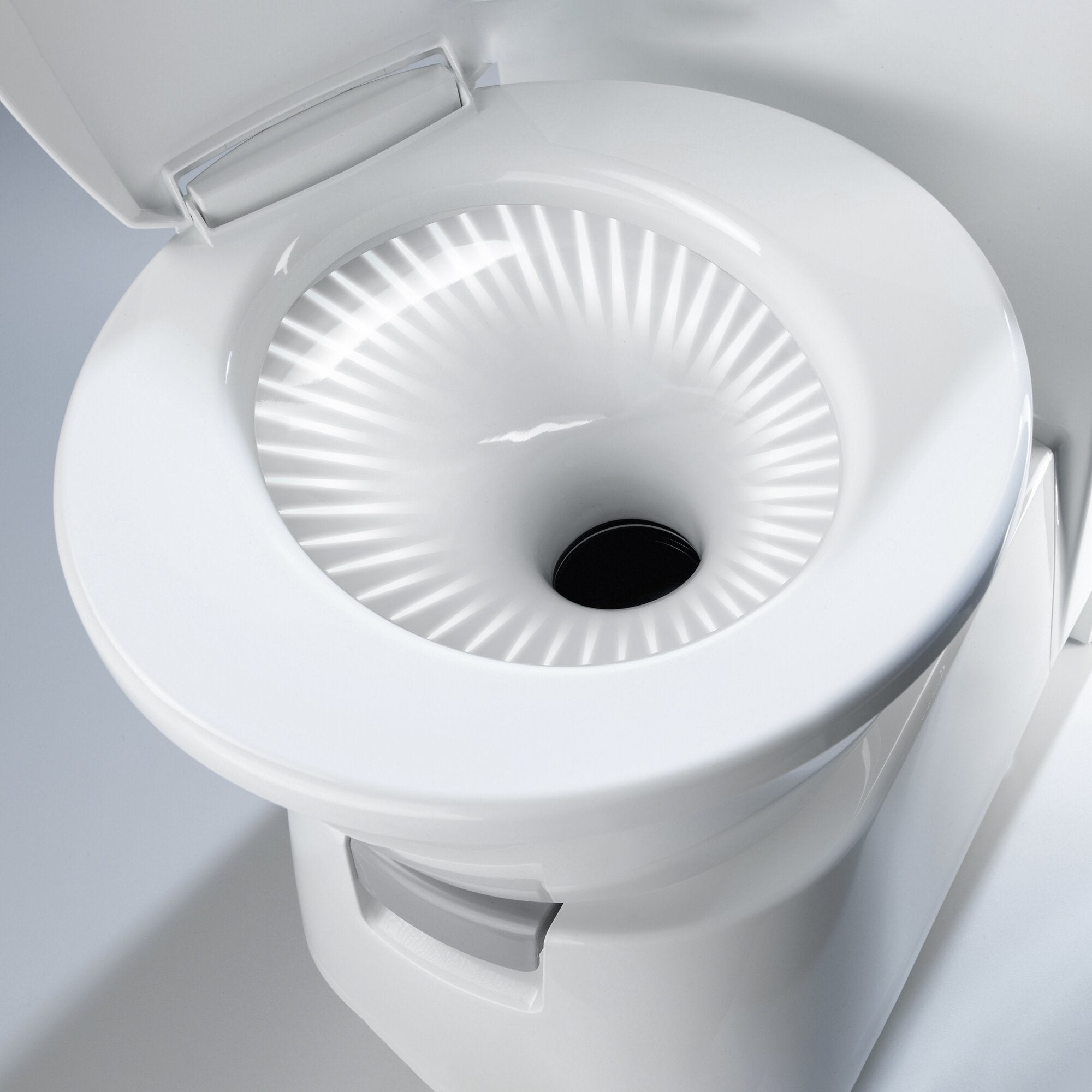 Weiße Cassettentoilette CT 4000 mit offenem Deckel, runde Toilettenschüssel mit innerem Rippenmuster und dunkler Abflussöffnung