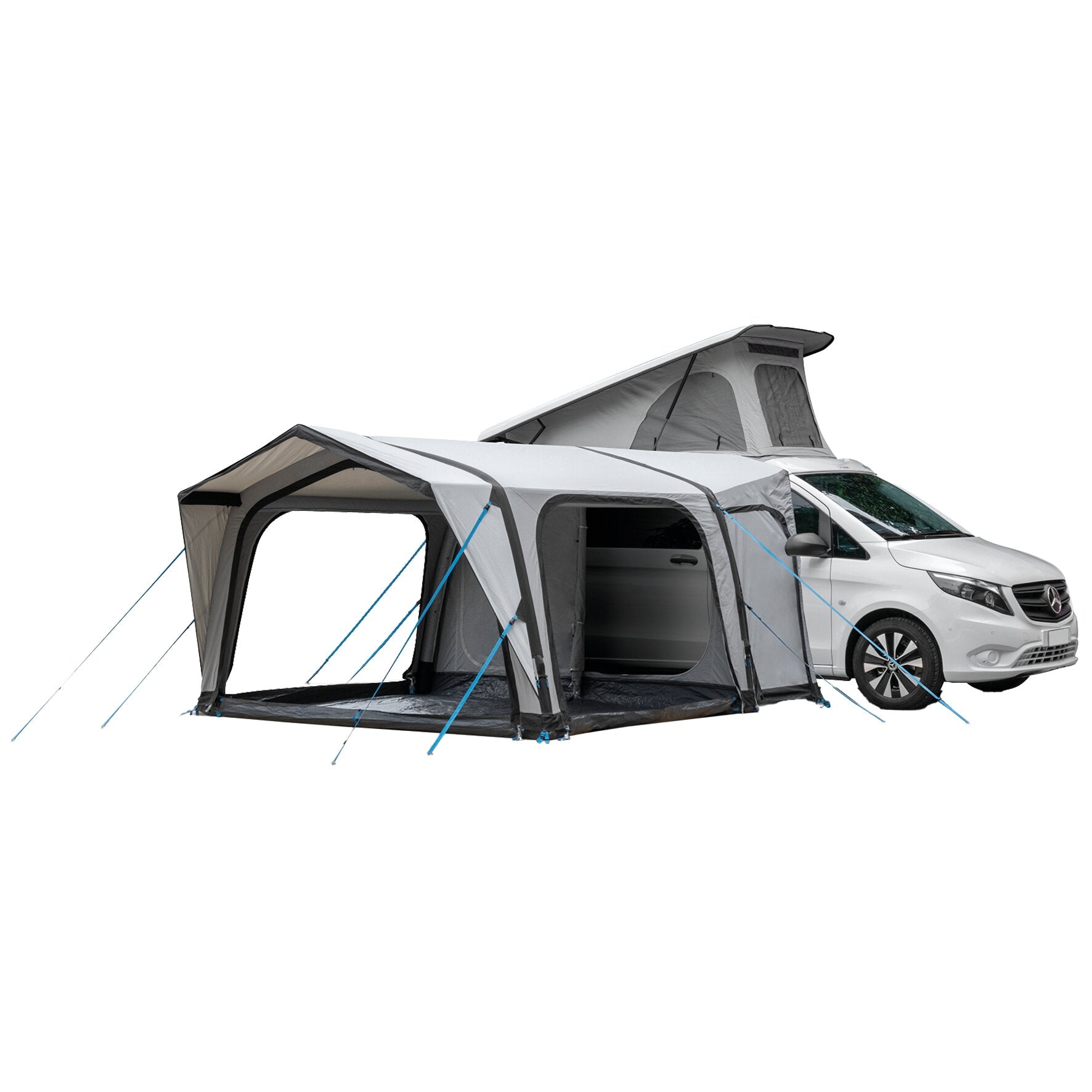 Busvorzelt Wise A.I.R. Tech an einem weißen Campervan; seitliches ausziehbares Zelt mit Eingang, geöffnetes Dachzelt, blaue Abspannseile sichtbar