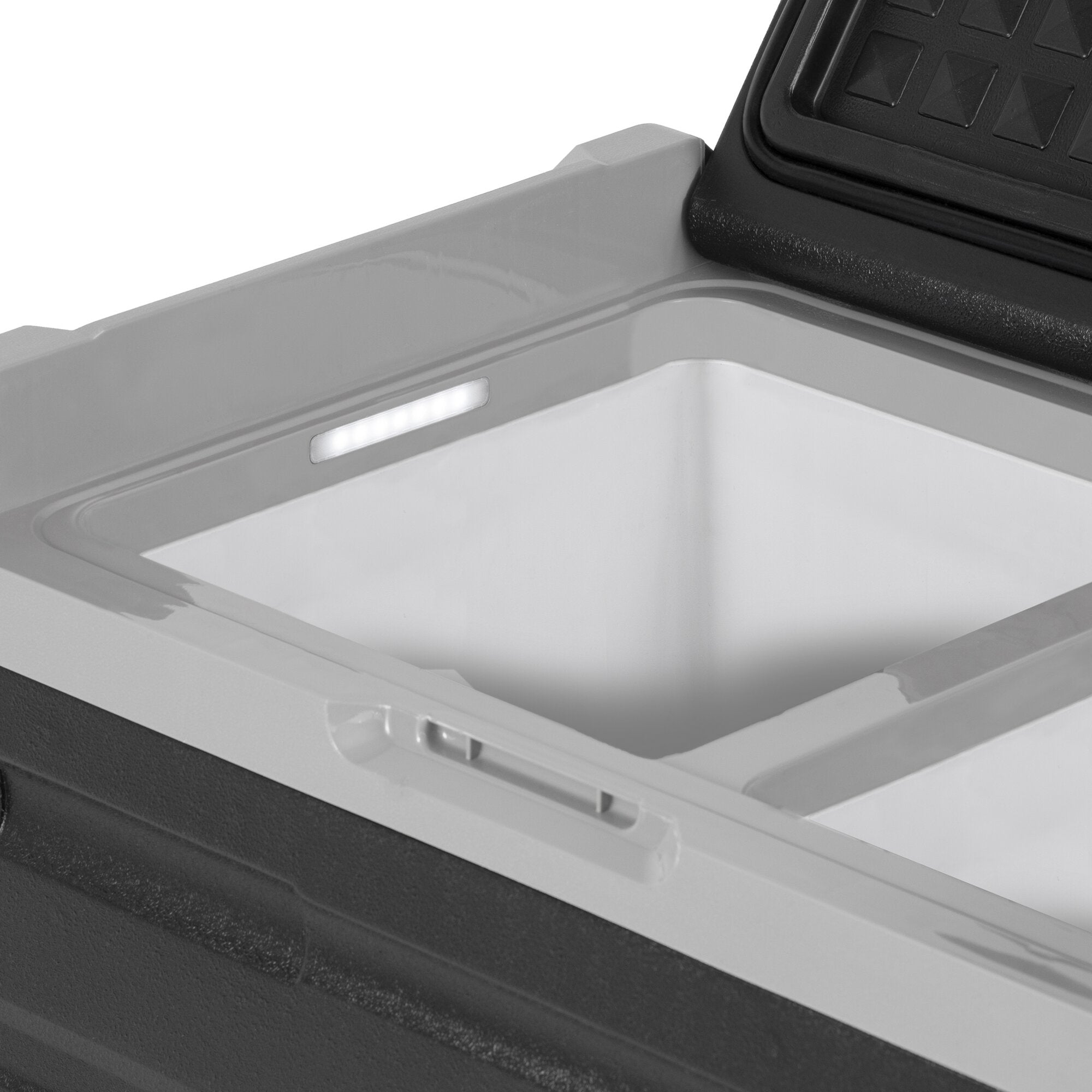 Offen stehende Kühlbox mit weißem Innenraum, LED-Lichtleiste an der linken Innenwand und schwarzer Dichtung am Deckel