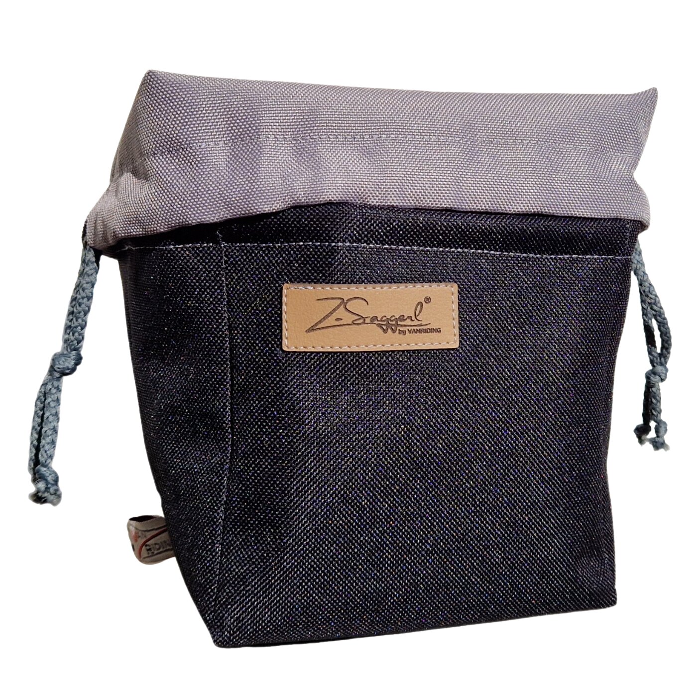 Kleiner Stoffbeutel aus dunklem Denim mit hellgrauem Oberteil, seitlichen Kordeln und braunem Leder-Label mit Logo vorne