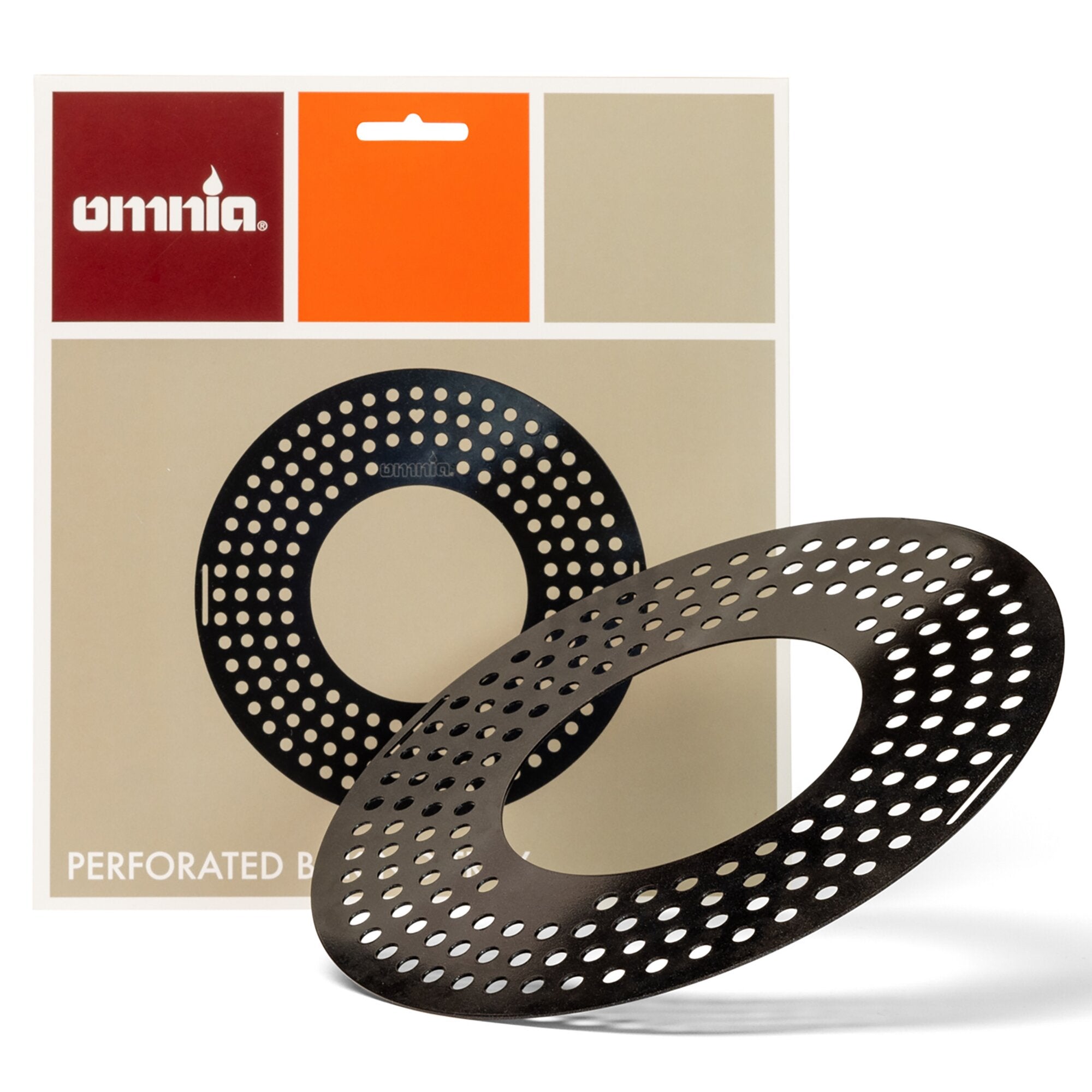 Schwarzes, perforiertes, beschichtetes Backblech mit vielen Löchern liegt vor einer beige Verpackung mit farbigen Feldern Rot, Orange und Beige