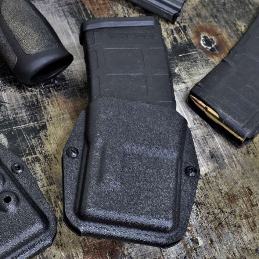 BGs Rifle Mag Carrier in Schwarz mit eingesetztem AR-15-Magazin