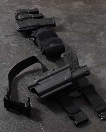 BGs Kane und Malin Holster in Schwarz – Farbreferenz