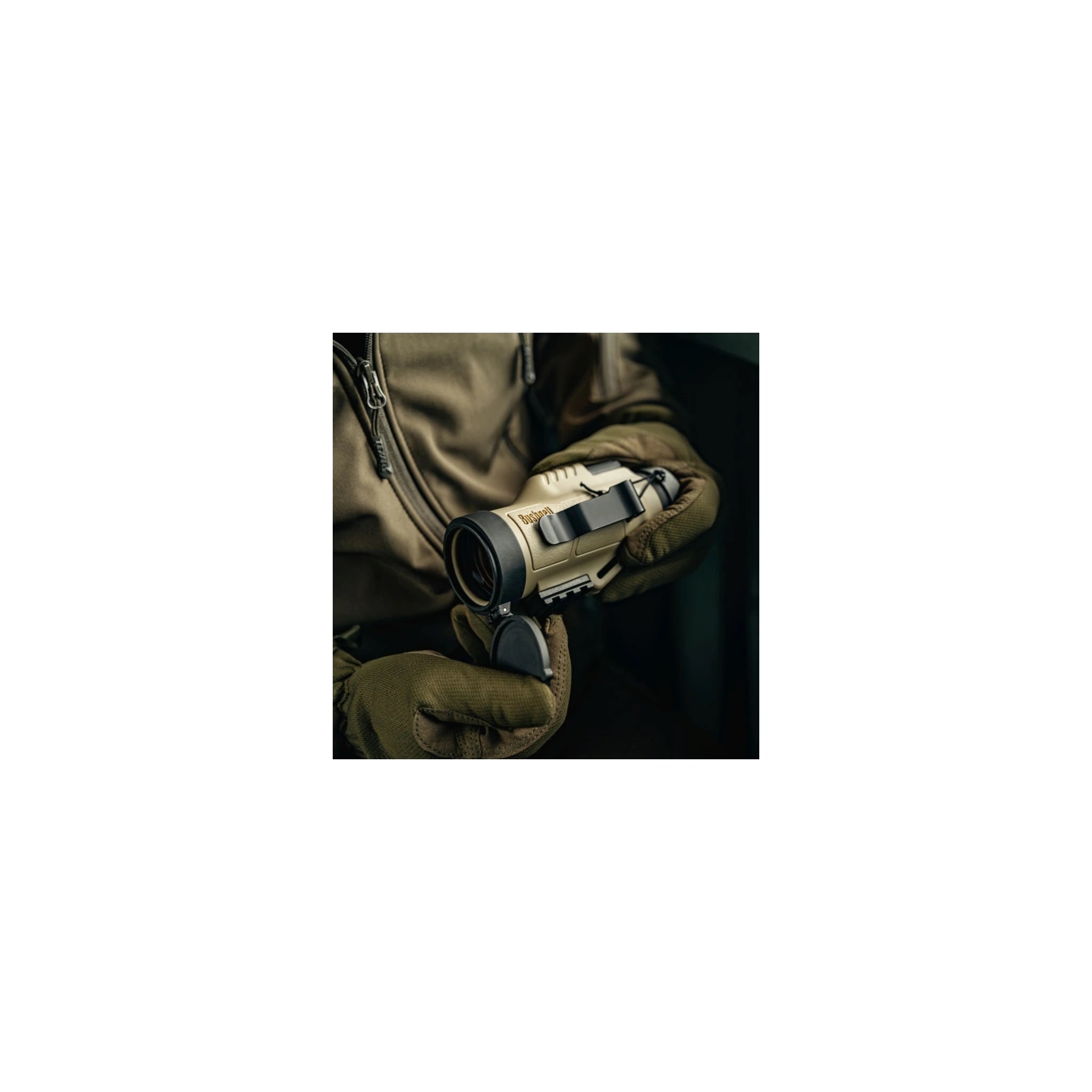 Bushnell Legend Ultra HD Tactical 10×42 – Anwendungsansicht des Monokulars in den Händen