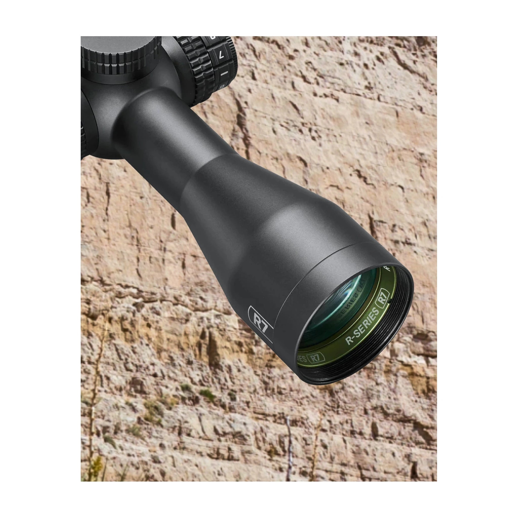 Bushnell R7 2–10×42 mit Blick auf das Objektiv vor felsigem Hintergrund