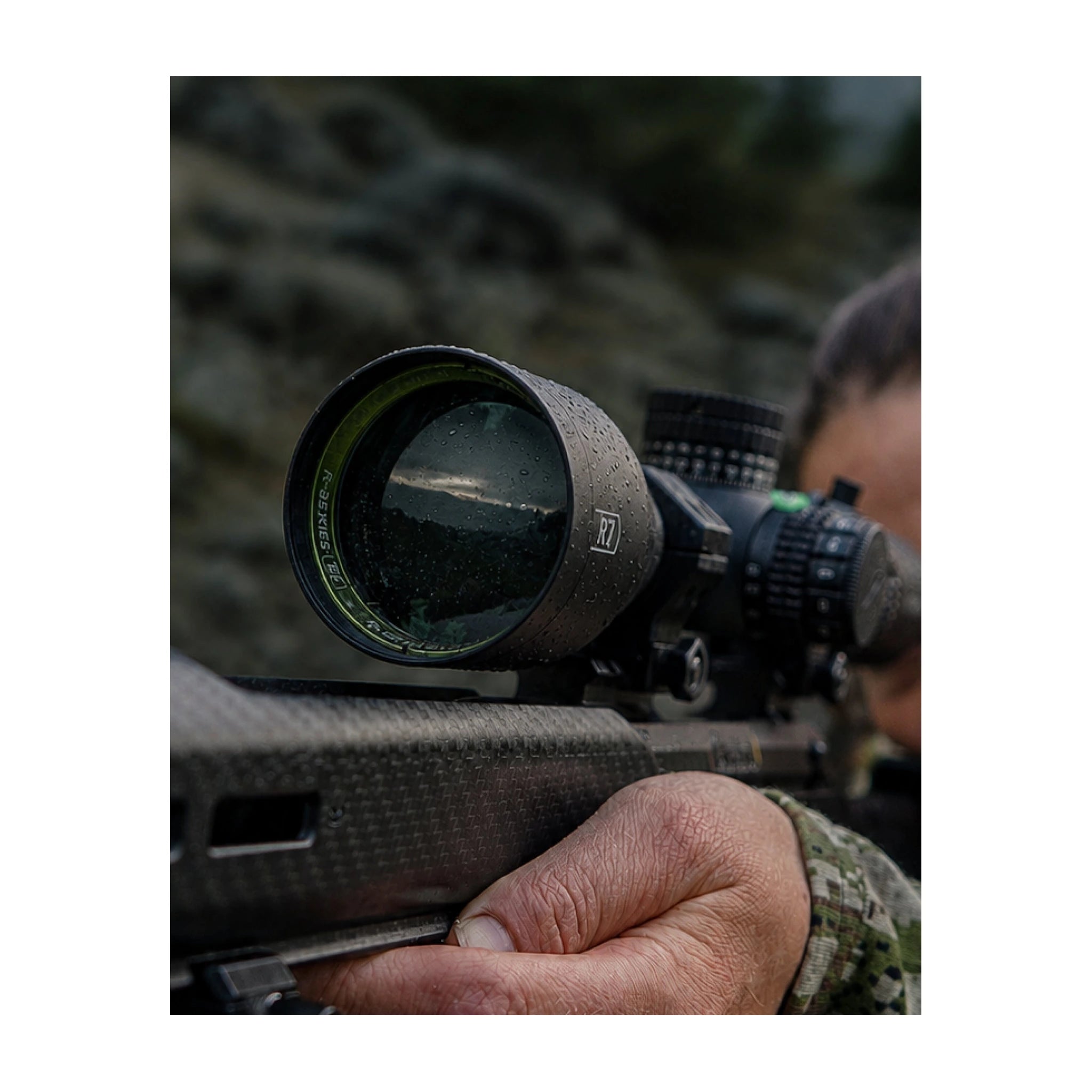 Bushnell R7 3–15×50 FFP in Anwendungsaufnahme mit Wassertropfen auf dem Gehäuse