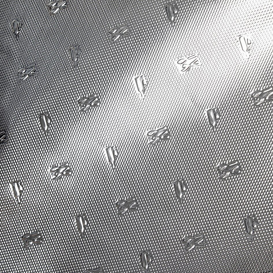 Nahaufnahme einer silbergrauen Kühl­ta­schen-Oberfläche mit diagonalem Gewebe und wiederkehrenden kleinen Relief-Symbolen im Muster