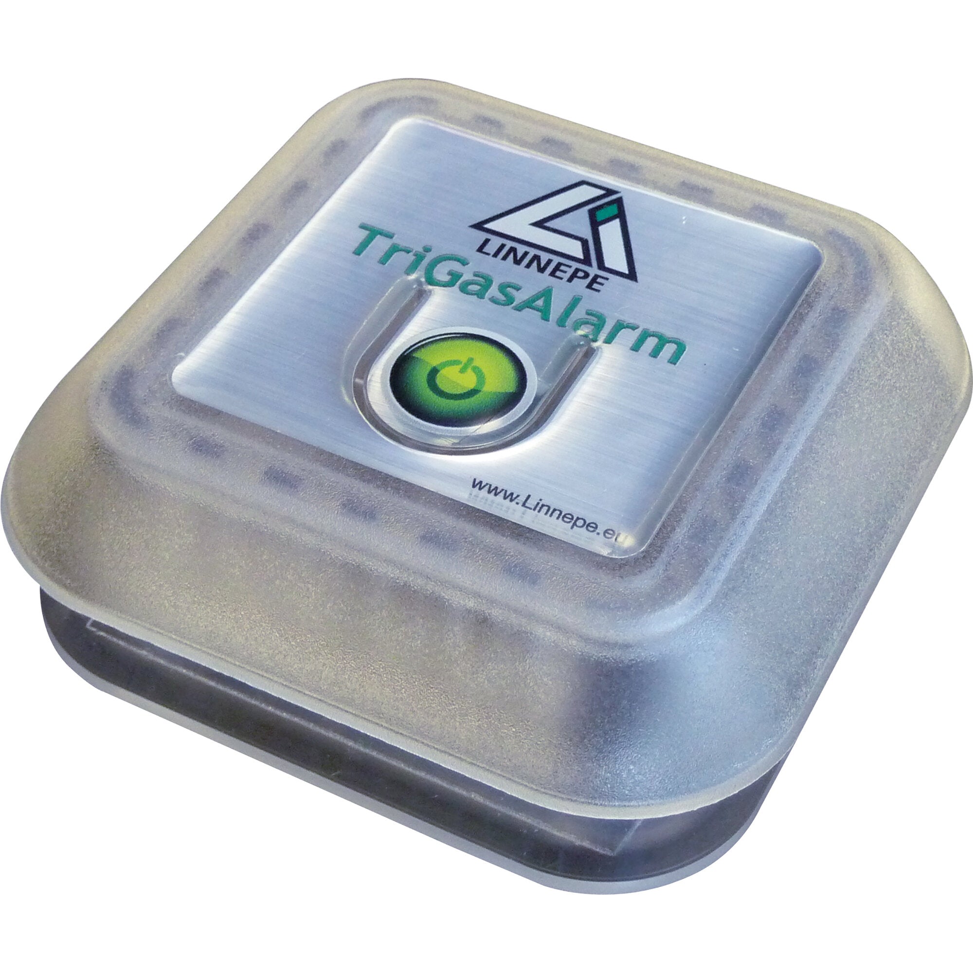 Detailaufnahme eines grauen Metallgehäuses mit einer Beschilderungsplatte, darauf das Linnepe-Logo, der grüne Schriftzug TriGasAlarm und eine grüne Power-Taste