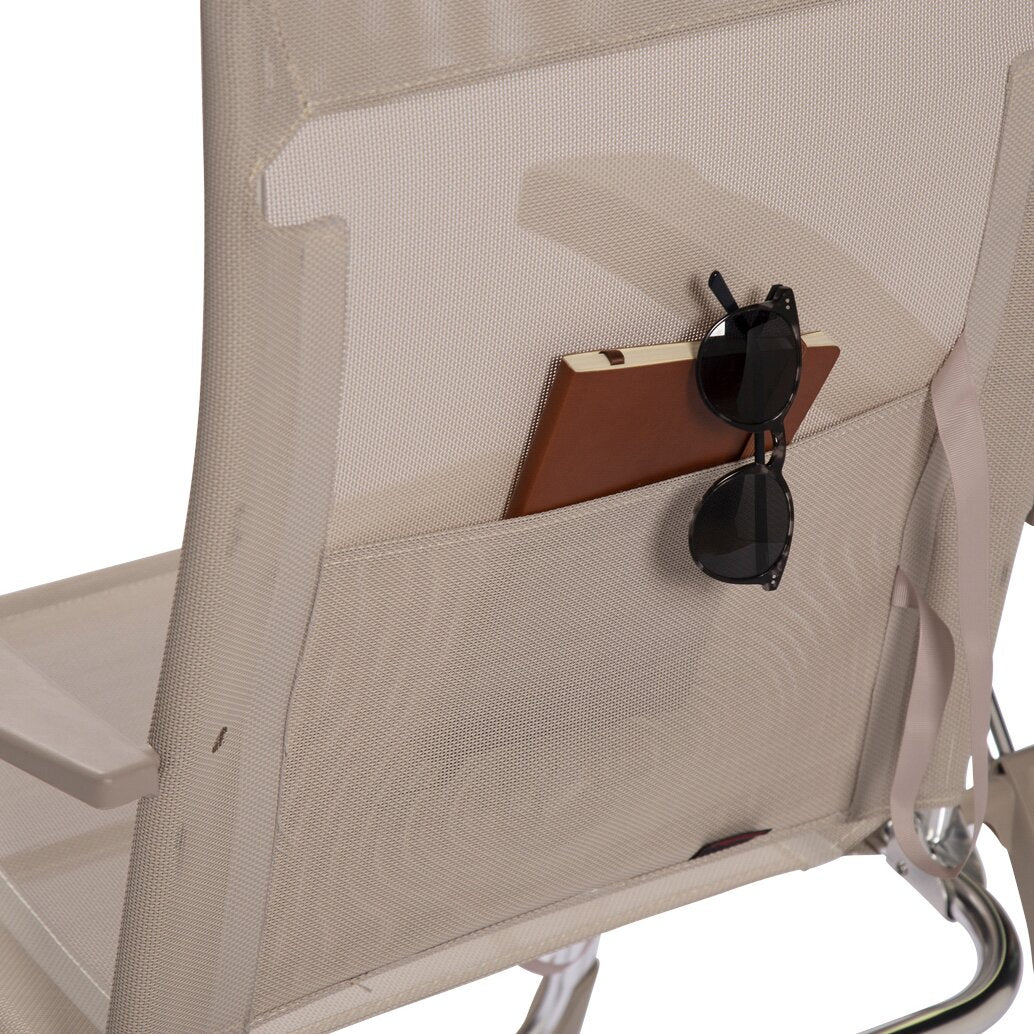 Beiger Strandstuhl AL/223 Classic, Rückseite mit Tasche; darin braunes Notizbuch und schwarze Sonnenbrille, Metallrahmen sichtbar