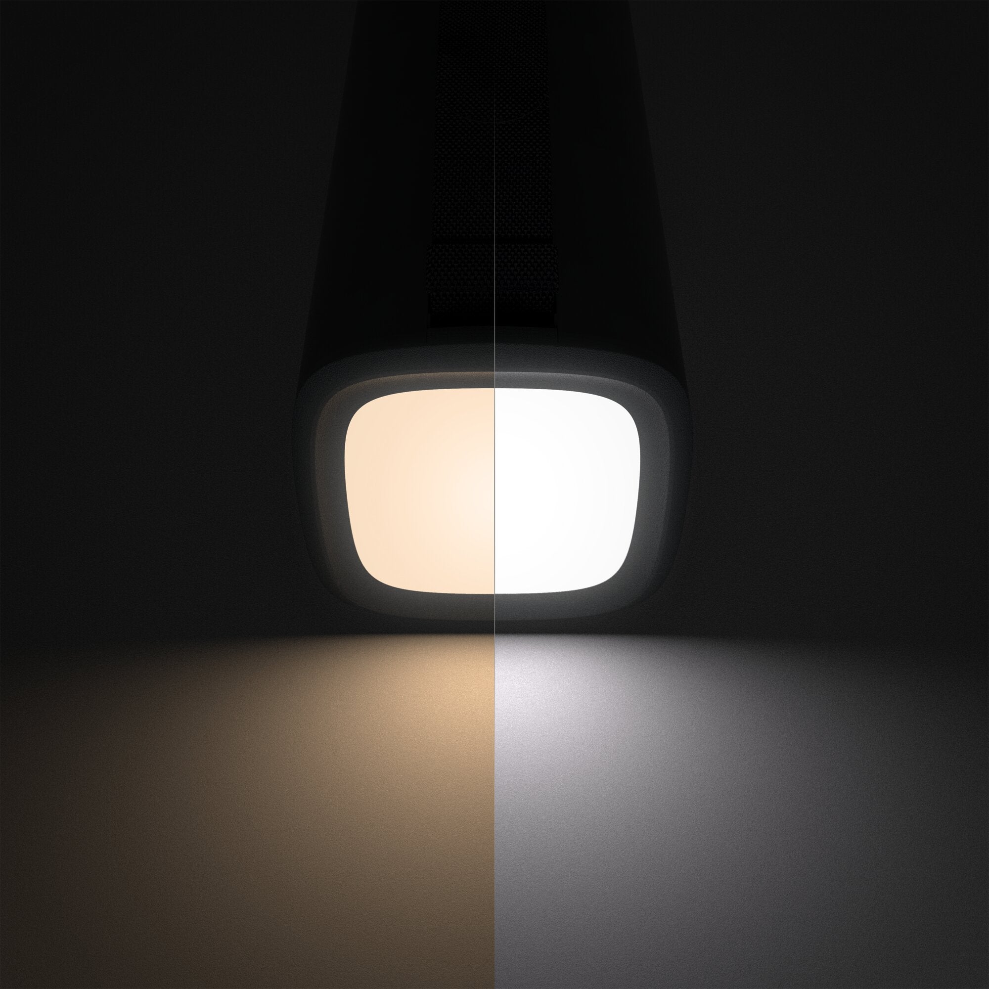 Powerbank PLB15 mit Taschenlampe, Nahaufnahme eines schwarzen Gehäuses mit runder Lampe, Licht links warm, rechts kalt