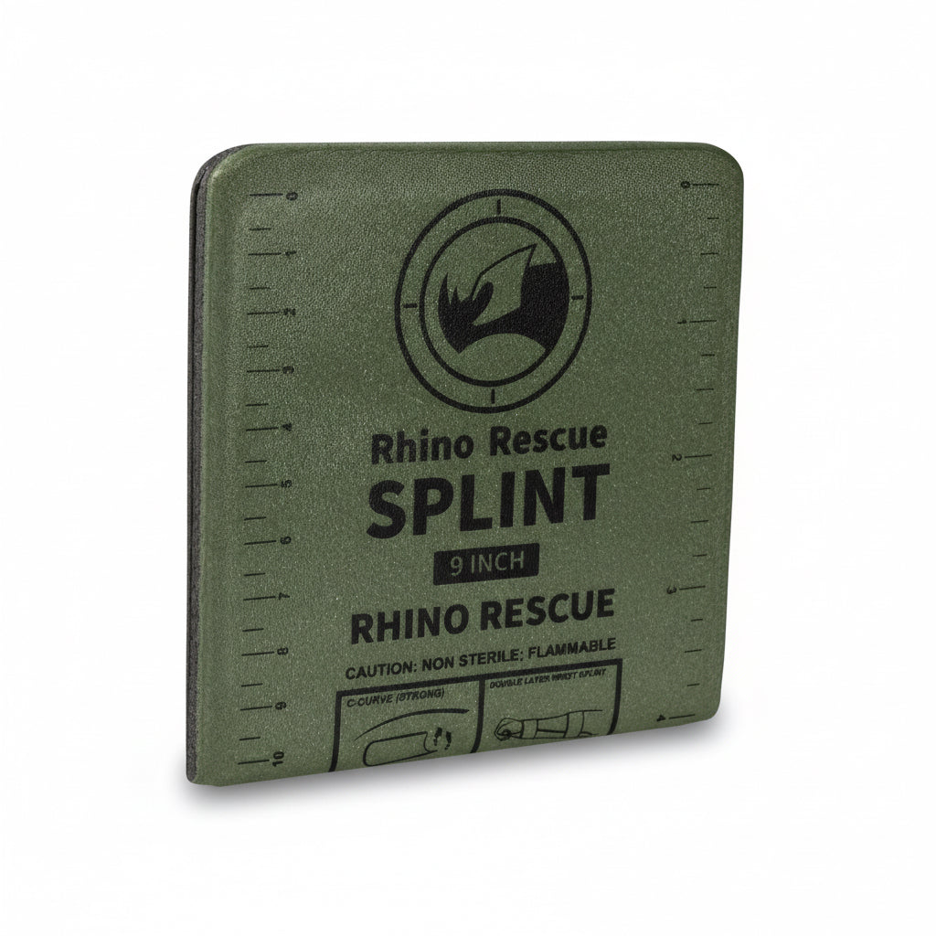 Olivgrüne Rhino Rescue Universalschiene mit schwarzem Logo, Markierungsskala und Warnhinweisen auf der Oberfläche.