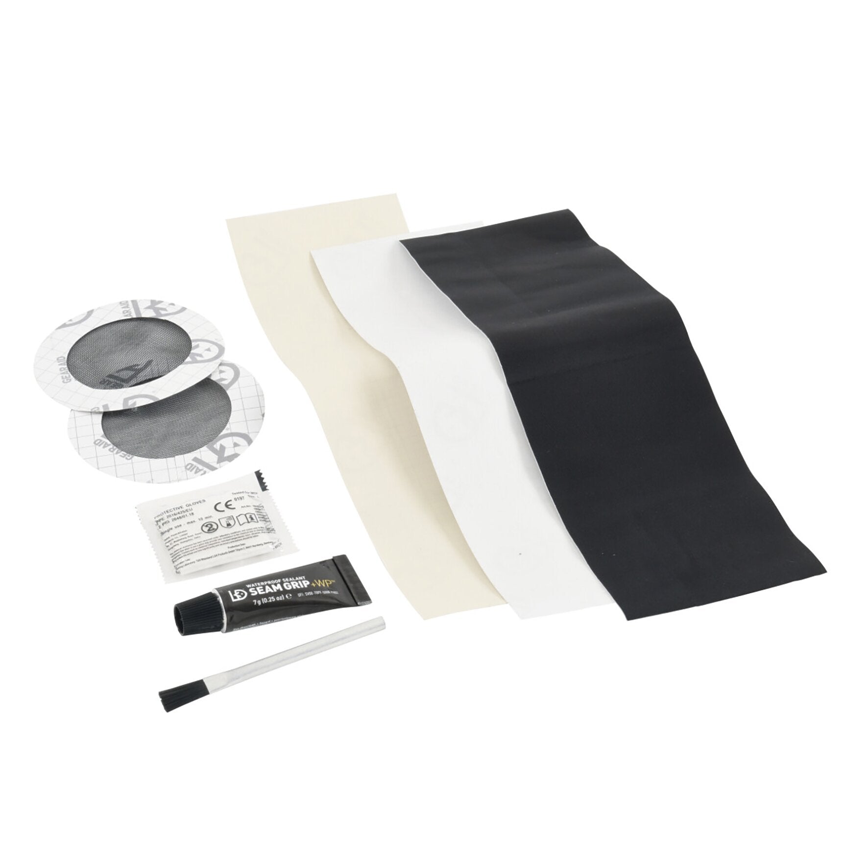 Field Repair Kit mit beige, weiß und schwarz farbigen Folien, runde Auflagen mit Netzstruktur, Klebstoff und Pinsel auf weißem Hintergrund
