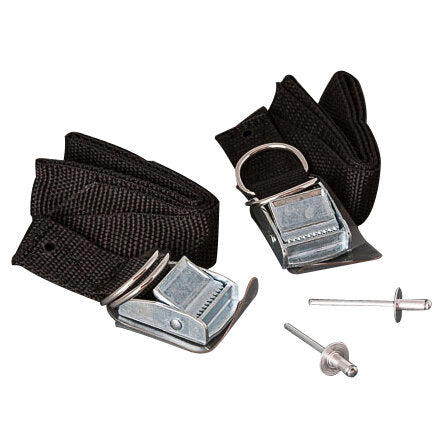 Schwarzer Sicherheitshaltegurt aus Gewebeband mit metallischer Schnalle und D-Ring, daneben zwei Bolzen