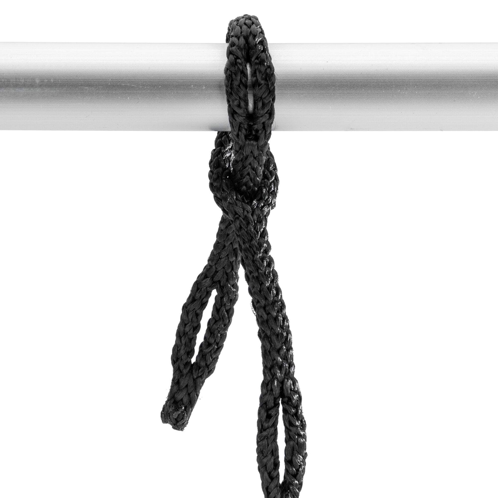 Nahaufnahme eines dicken, schwarzen, geflochtenen Seils, das sich um einen glatten silbernen Metallstab schlingt und eine Schlaufe bildet