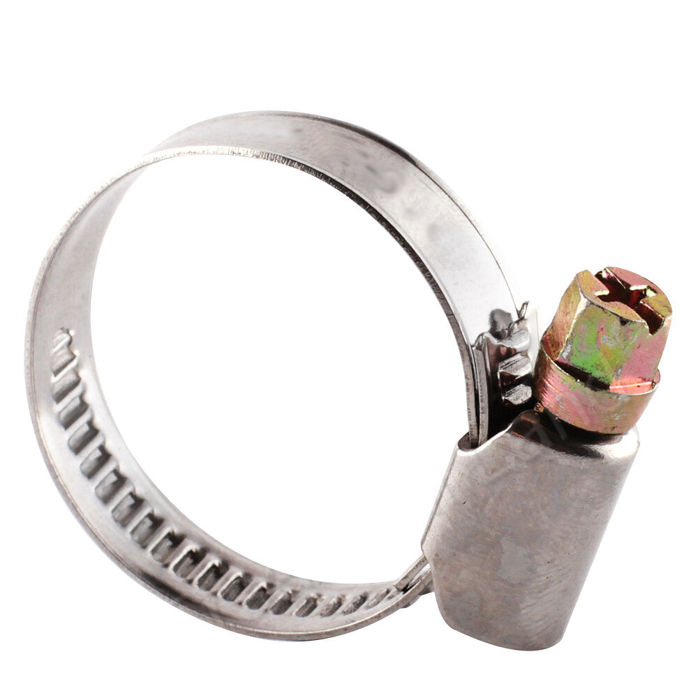 Metallische Schlauchschelle mit gezacktem Band und Schraubenkopf, seitliche Nahaufnahme einer Schraubklemme